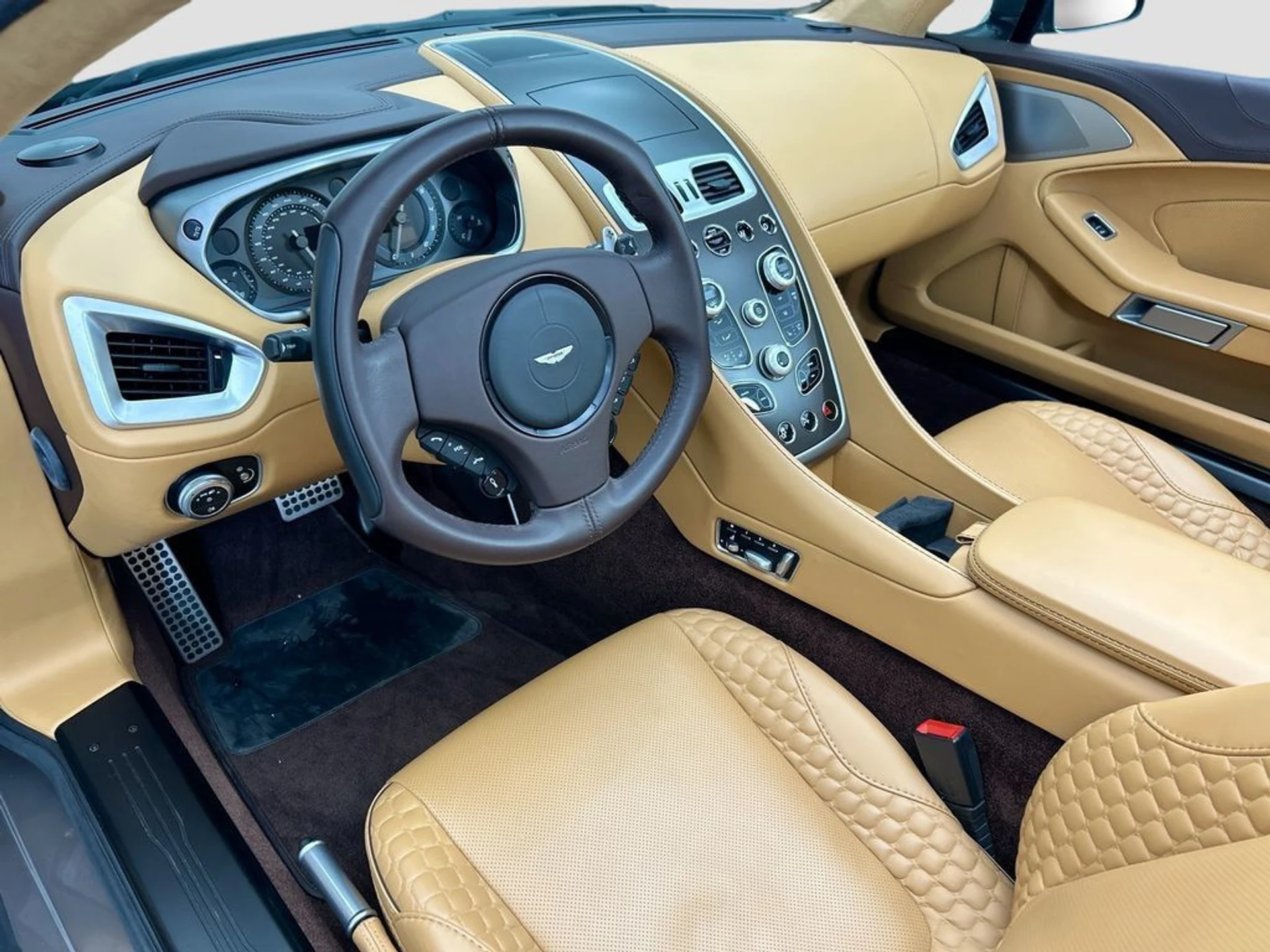 mph008_1689583150_used_2017_aston_martin_vanquish_volante_8119_22986074_9_1024_4319850bf7