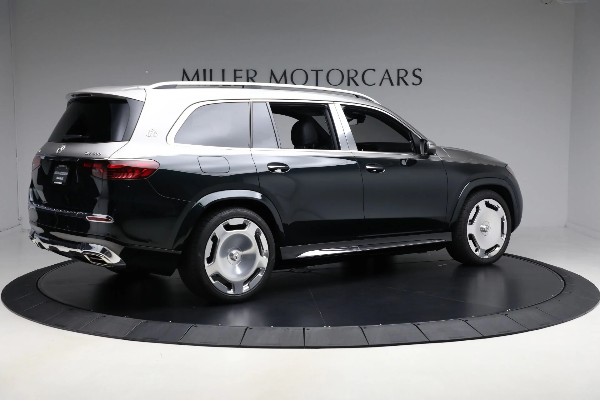 mph008_170277587_Used_2024_Mercedes_Benz_Maybach_GLS_600_4_MATIC_1763566365_5a228f387f