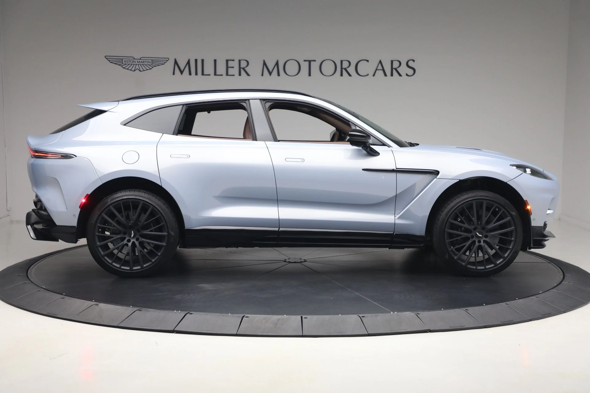 mph008_1703124147_Used_2026_Aston_Martin_DBX_707_1780931413_5f2bf4cb16