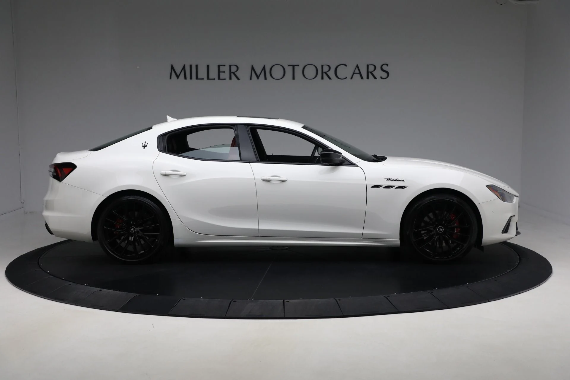 mph008_171800326_Used_2022_Maserati_Ghibli_Modena_Q4_962cfb7cea