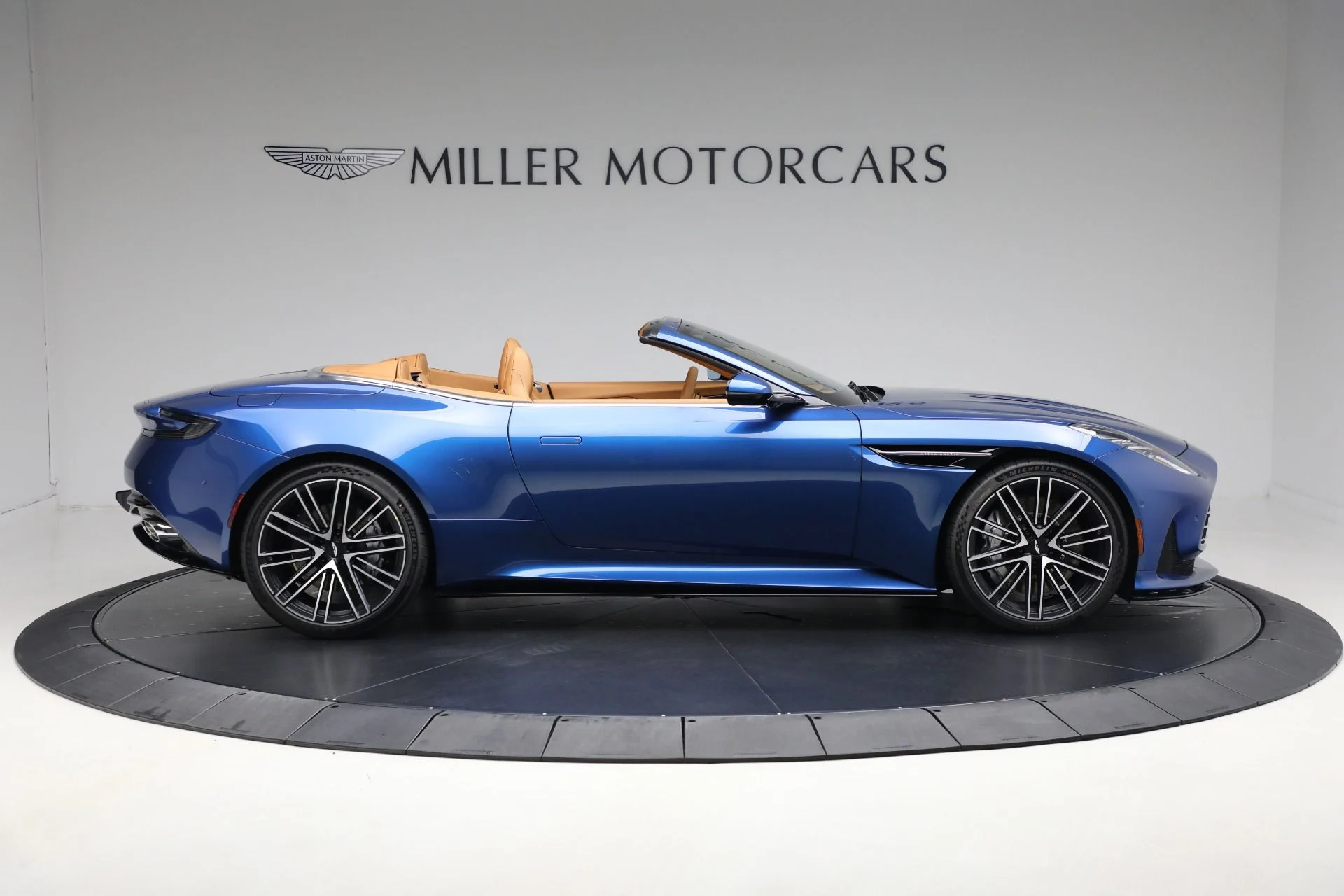 mph008_1721261758_New_2025_Aston_Martin_DB_12_Volante_75b6e4de0f