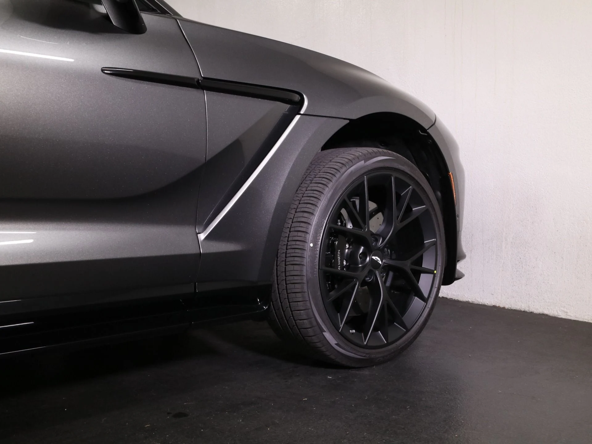 mph008_1753594256_New_2025_Aston_Martin_DBX_707_1742253294_c006de8ce7