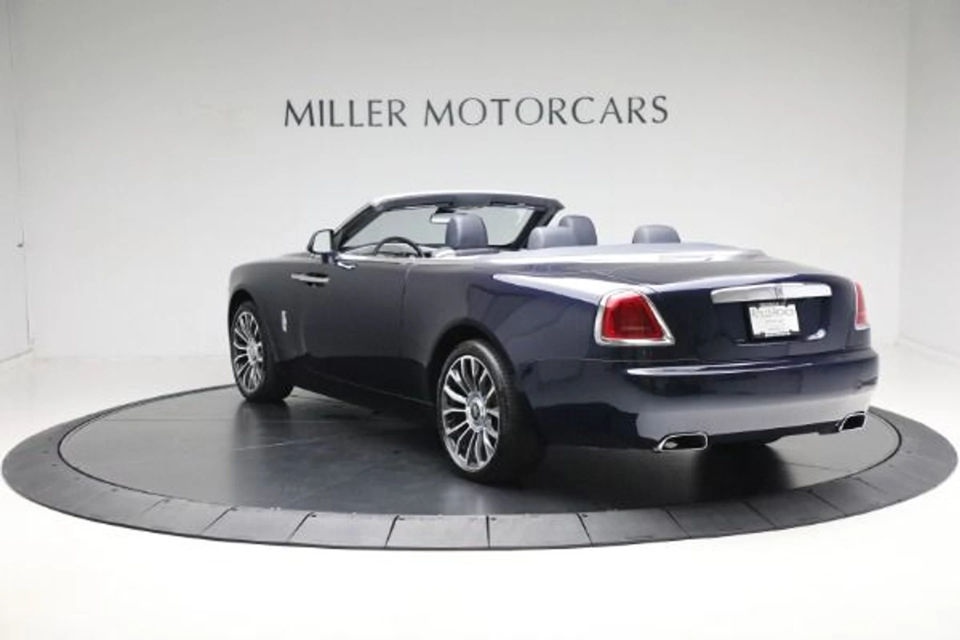 mph008_1786177212_Used_2018_Rolls_Royce_Dawn_8f82f33587