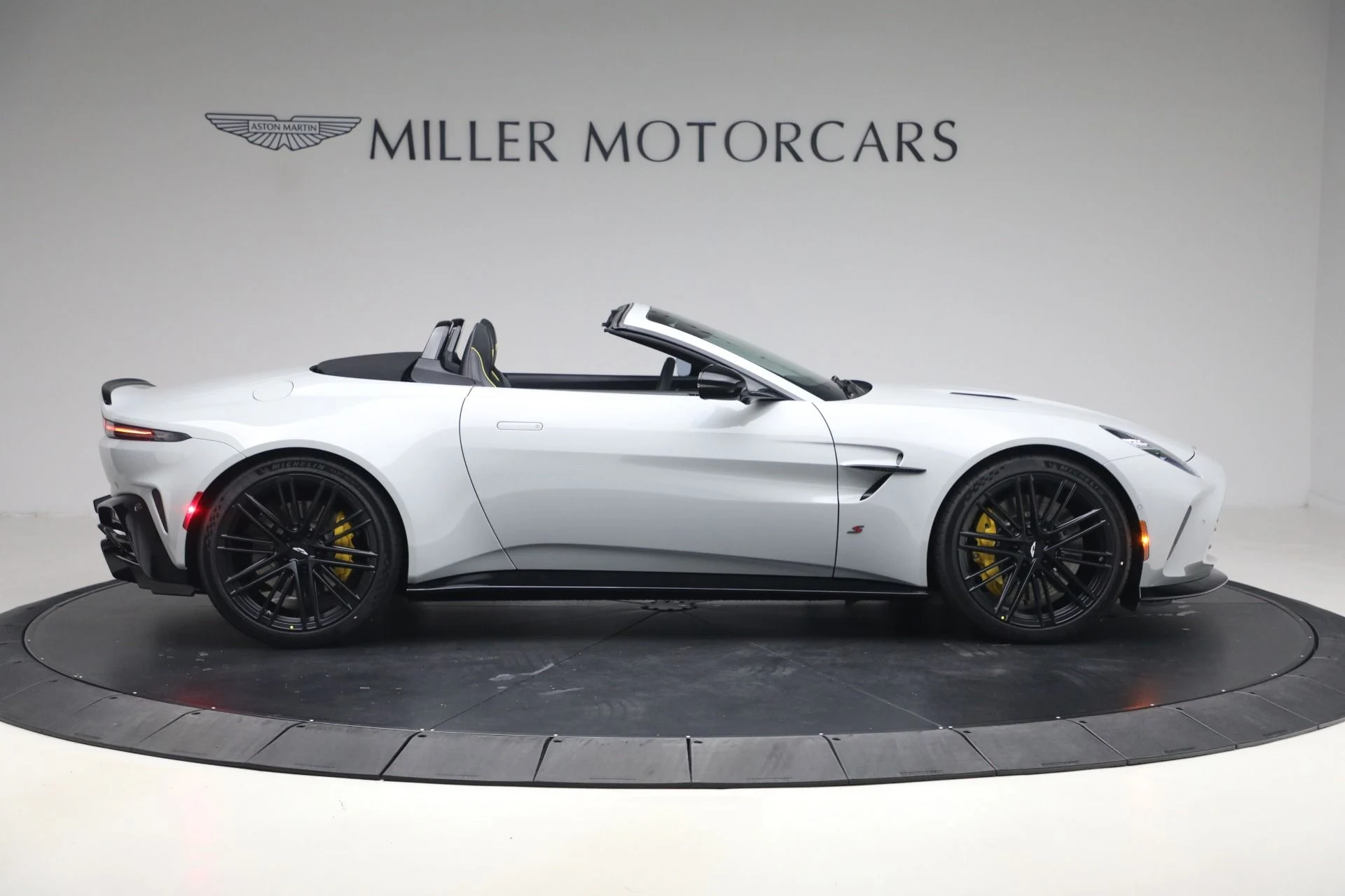 mph008_1789960530_New_2026_Aston_Martin_Vantage_S_Roadster_1776800186_434c76c032