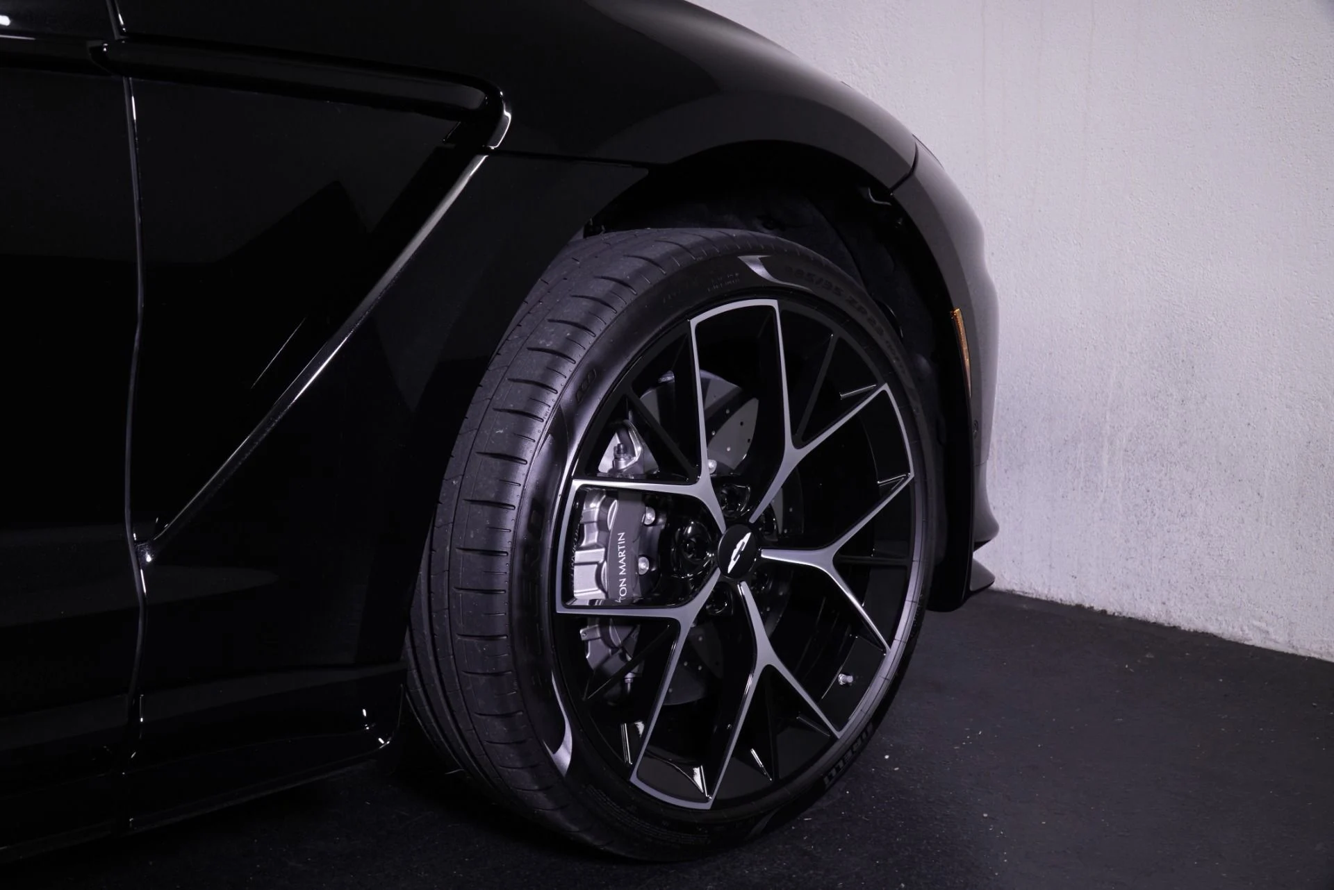 mph008_1794215991_New_2026_Aston_Martin_DBX_707_1762322943_1ef9054e46