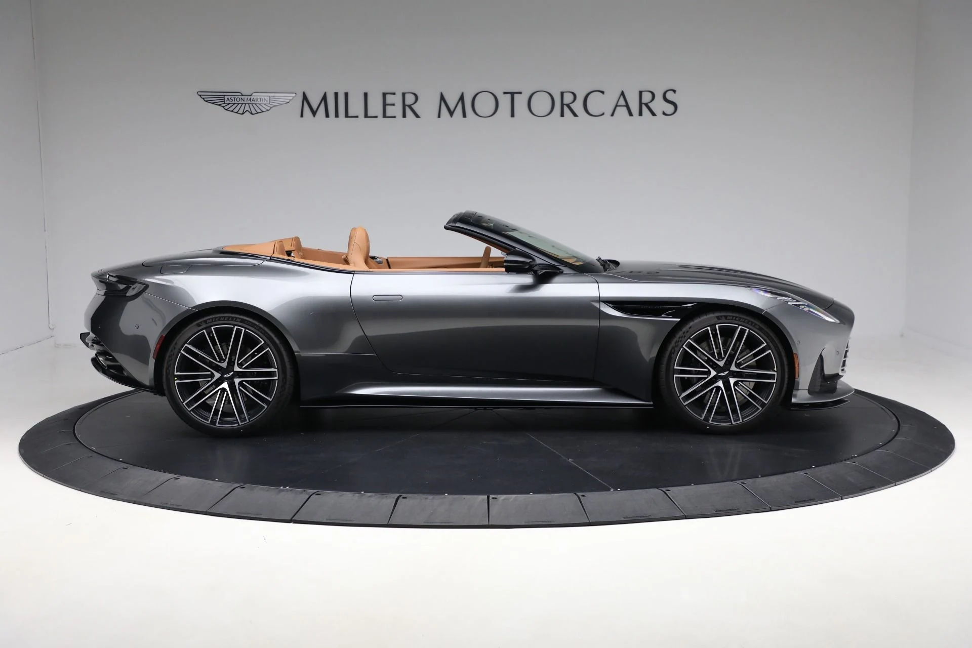 mph008_1805608280_New_2025_Aston_Martin_DB_12_Volante_1a09568fc7