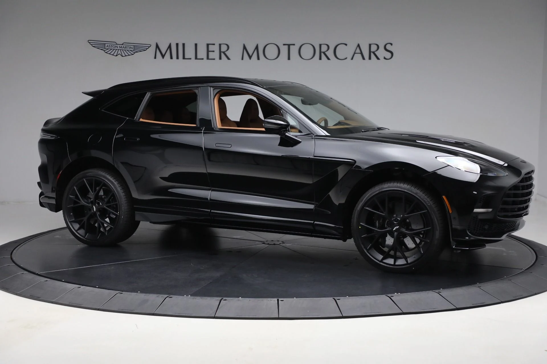 mph008_1808321906_New_2025_Aston_Martin_DBX_707_d5ab7a2dbd