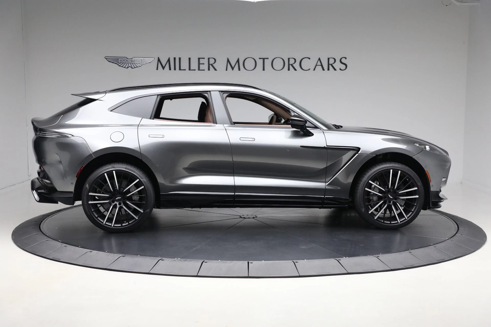 mph008_1813469845_New_2025_Aston_Martin_DBX_707_cb1341e17e