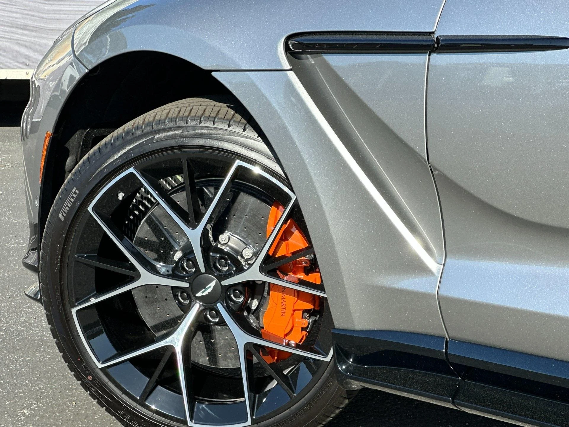 mph008_181444933_New_2025_Aston_Martin_DBX_707_1761314752_fb193009b7