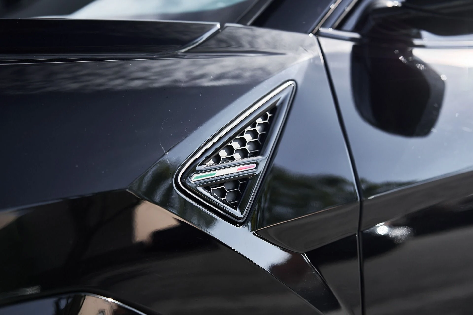 mph008_1818754557_Used_2024_Lamborghini_Urus_S_1759191660_f3a7e80b8b