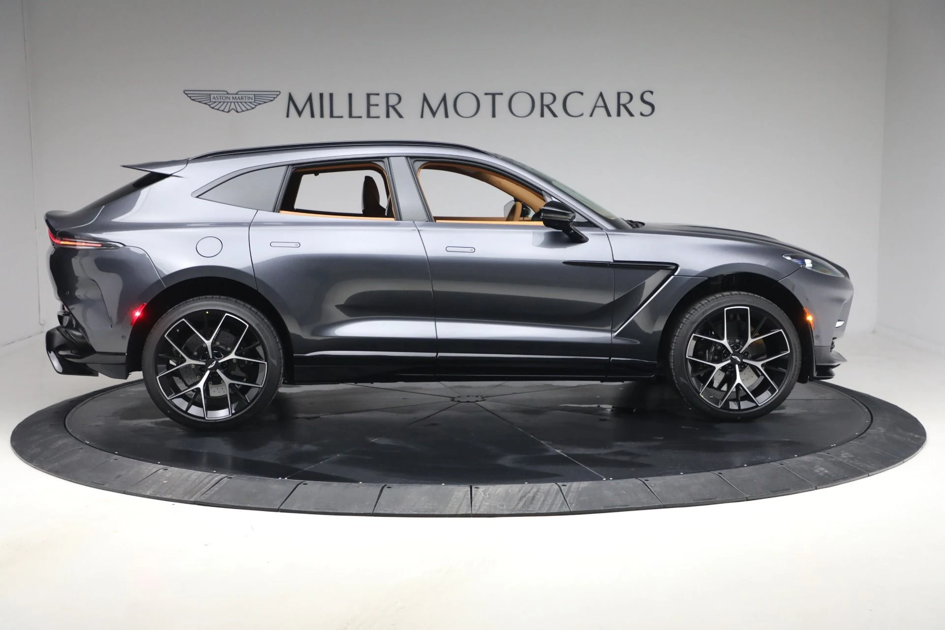 mph008_1819762925_New_2026_Aston_Martin_DBX_707_1770419667_502fa50029