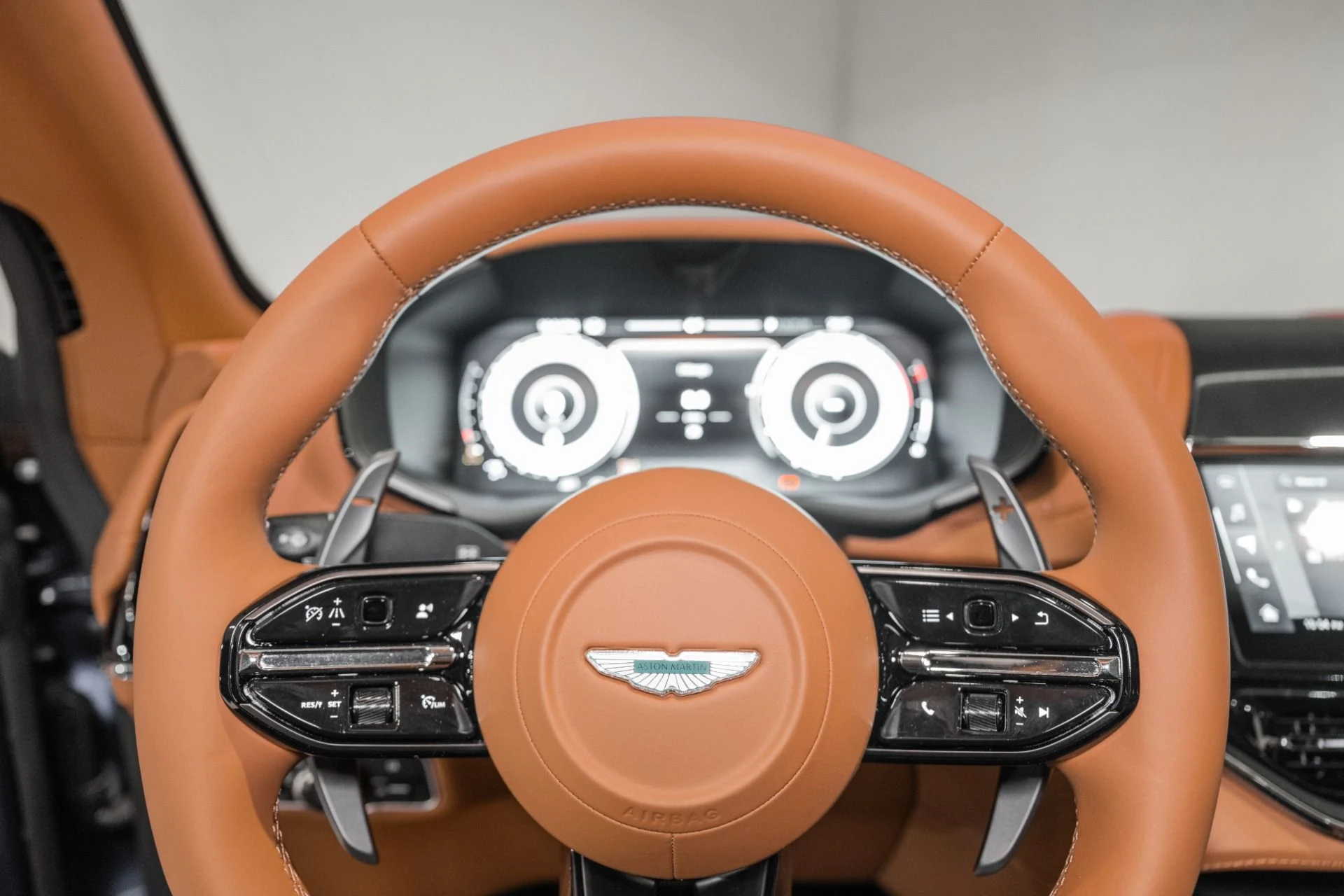 mph008_1833229714_New_2026_Aston_Martin_DBX_707_1780939775_b42c949e71