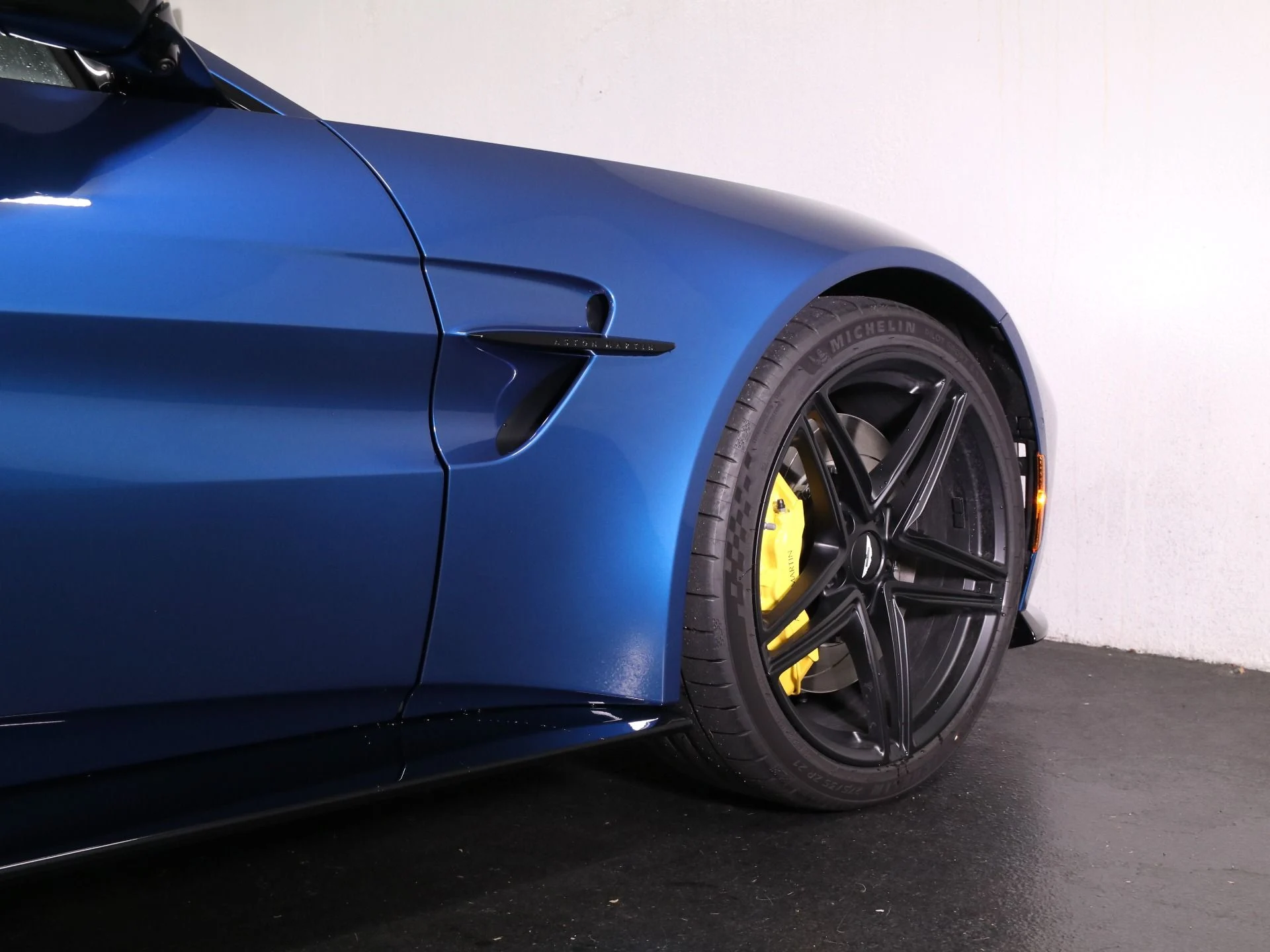mph008_185018720_Used_2025_Aston_Martin_Vantage_1742253267_c0d277850a