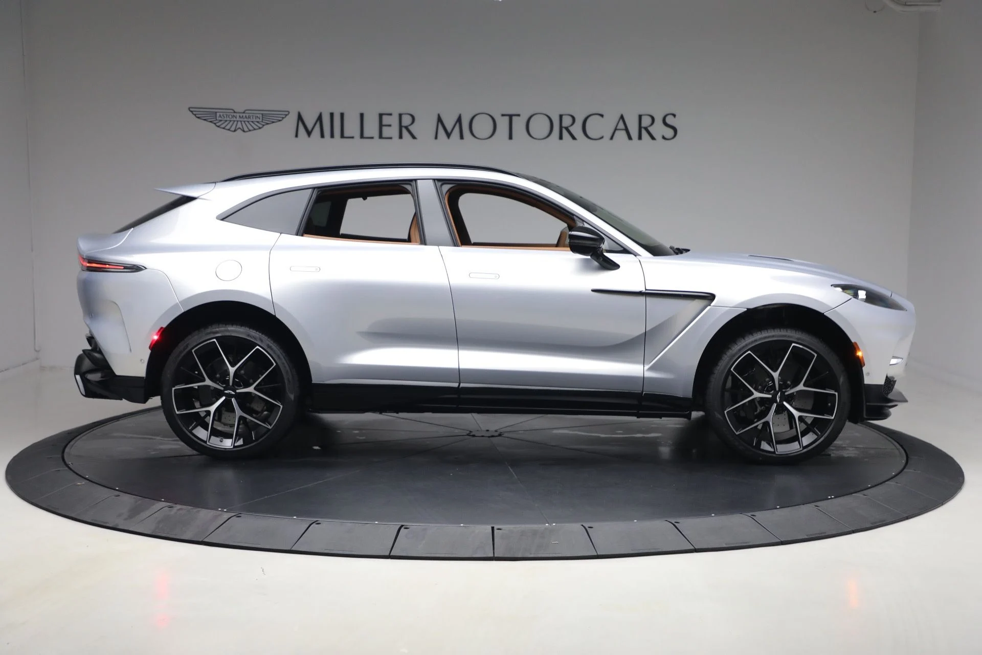 mph008_1863459175_New_2026_Aston_Martin_DBX_707_1767986588_e730b85d31