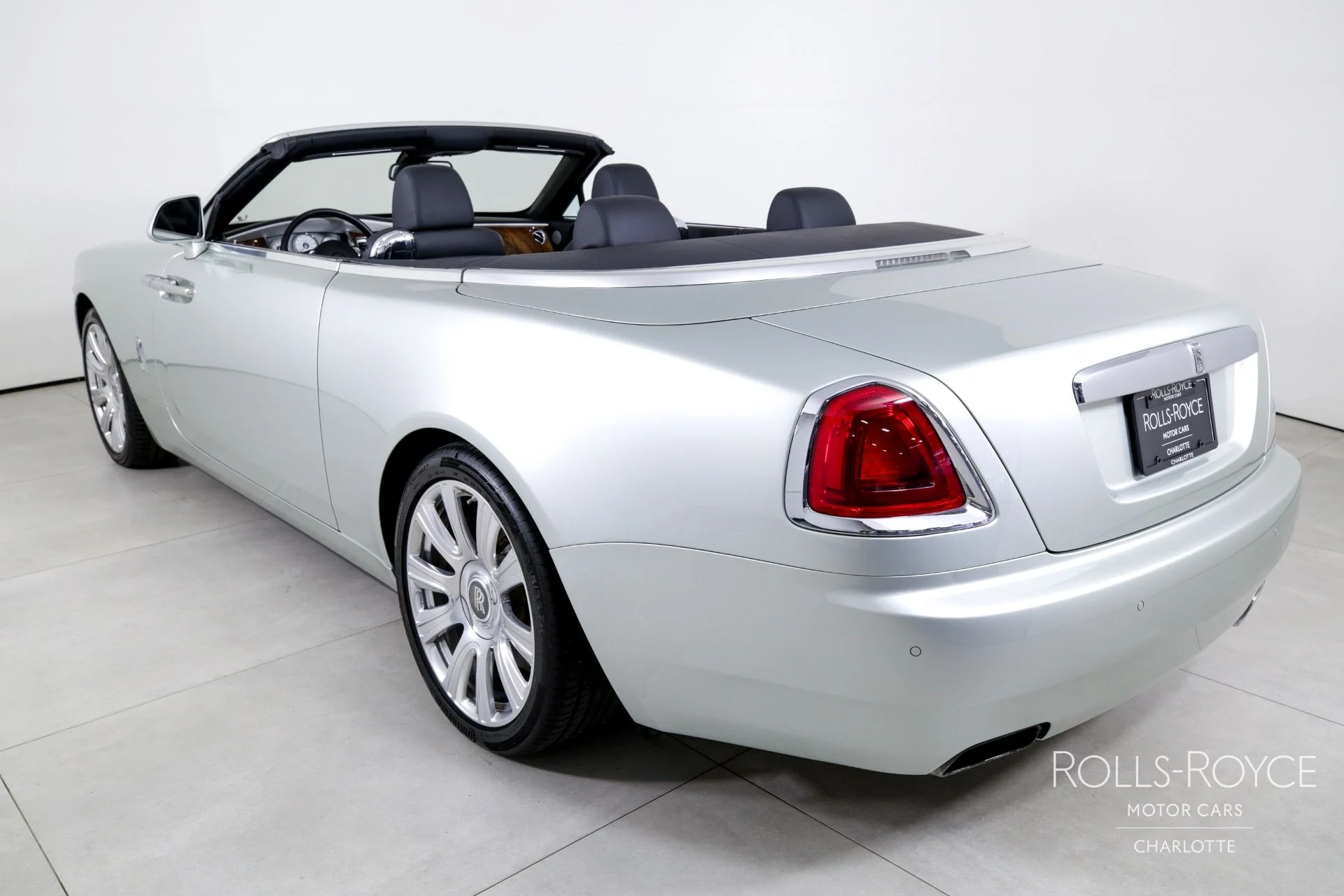 mph008_1908504442_Used_2017_Rolls_Royce_Dawn_1746196429_b0c3cf887a