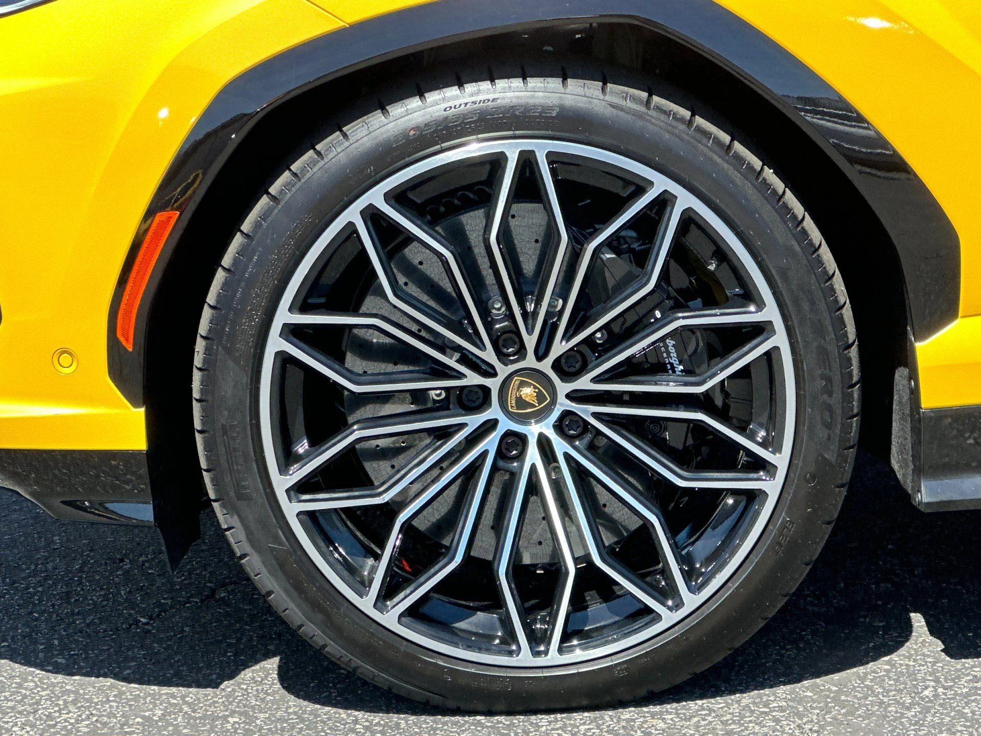 mph008_1920751777_New_2025_Lamborghini_Urus_SE_1777105877_c1b5fa6745