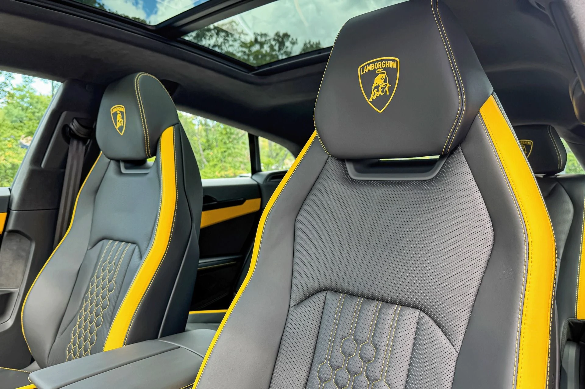 mph008_19292547_Used_2025_Lamborghini_Urus_SE_1756898676_23c2ebfeae