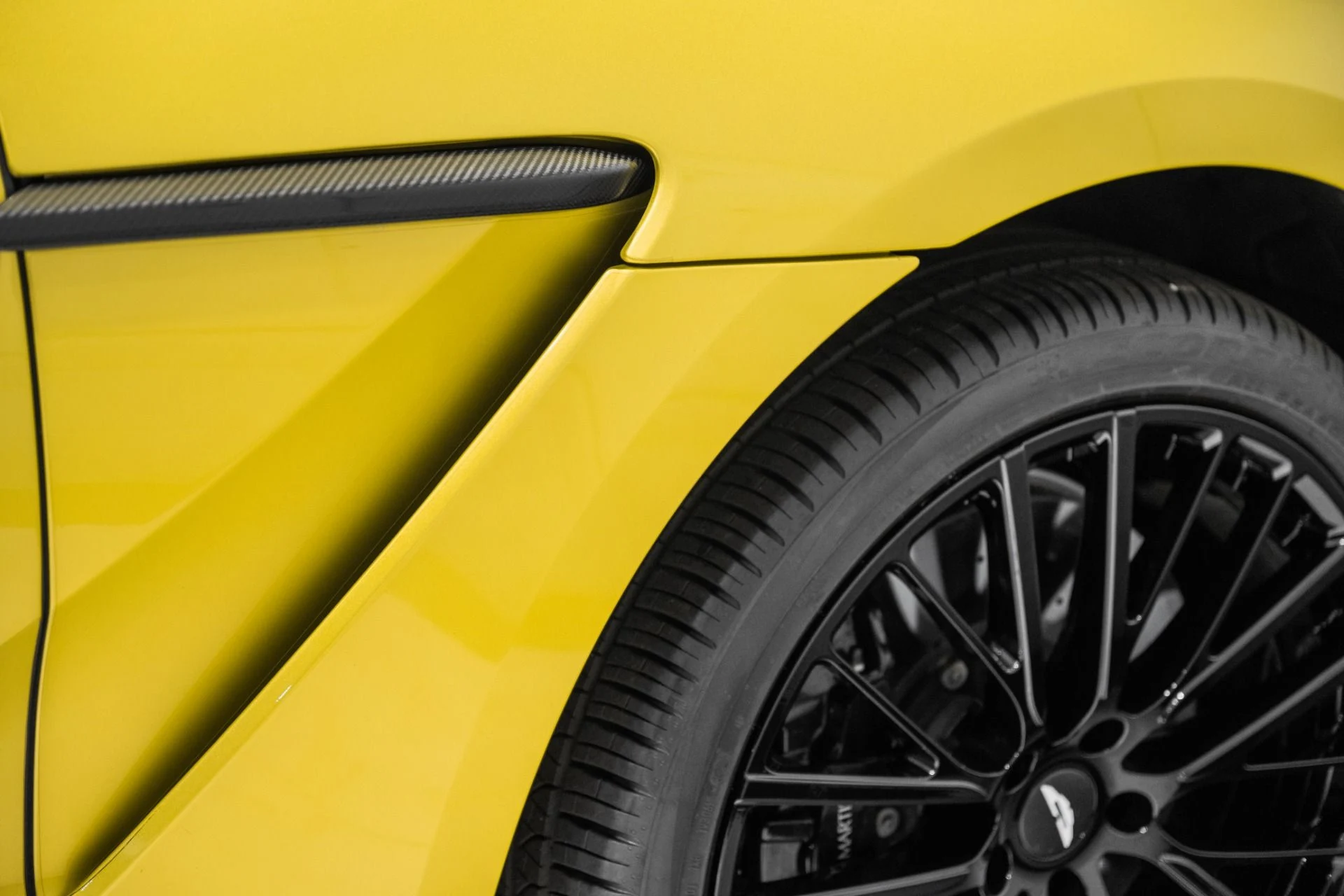 mph008_1939190165_Used_2025_Aston_Martin_DBX_707_1768581012_4bf6f22f77