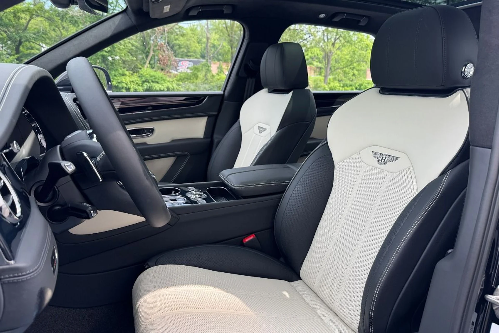 mph008_1967680838_New_2025_Bentley_Bentayga_V8_1749227501_15b1bf704e