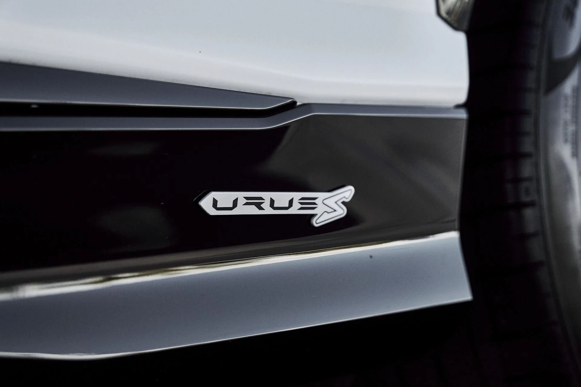mph008_2005474544_Used_2023_Lamborghini_Urus_S_1780535939_ff809fc48d