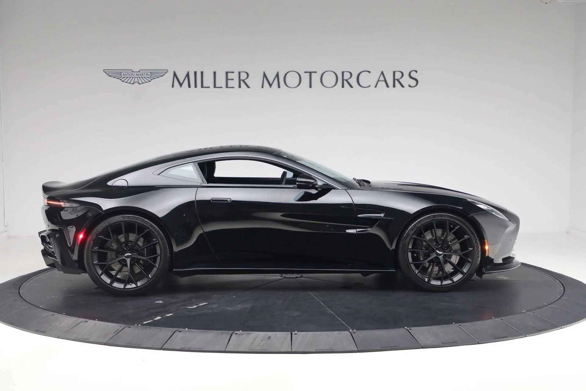 mph008_2011935019_Used_2025_Aston_Martin_Vantage_1790186277_257fde9fa6