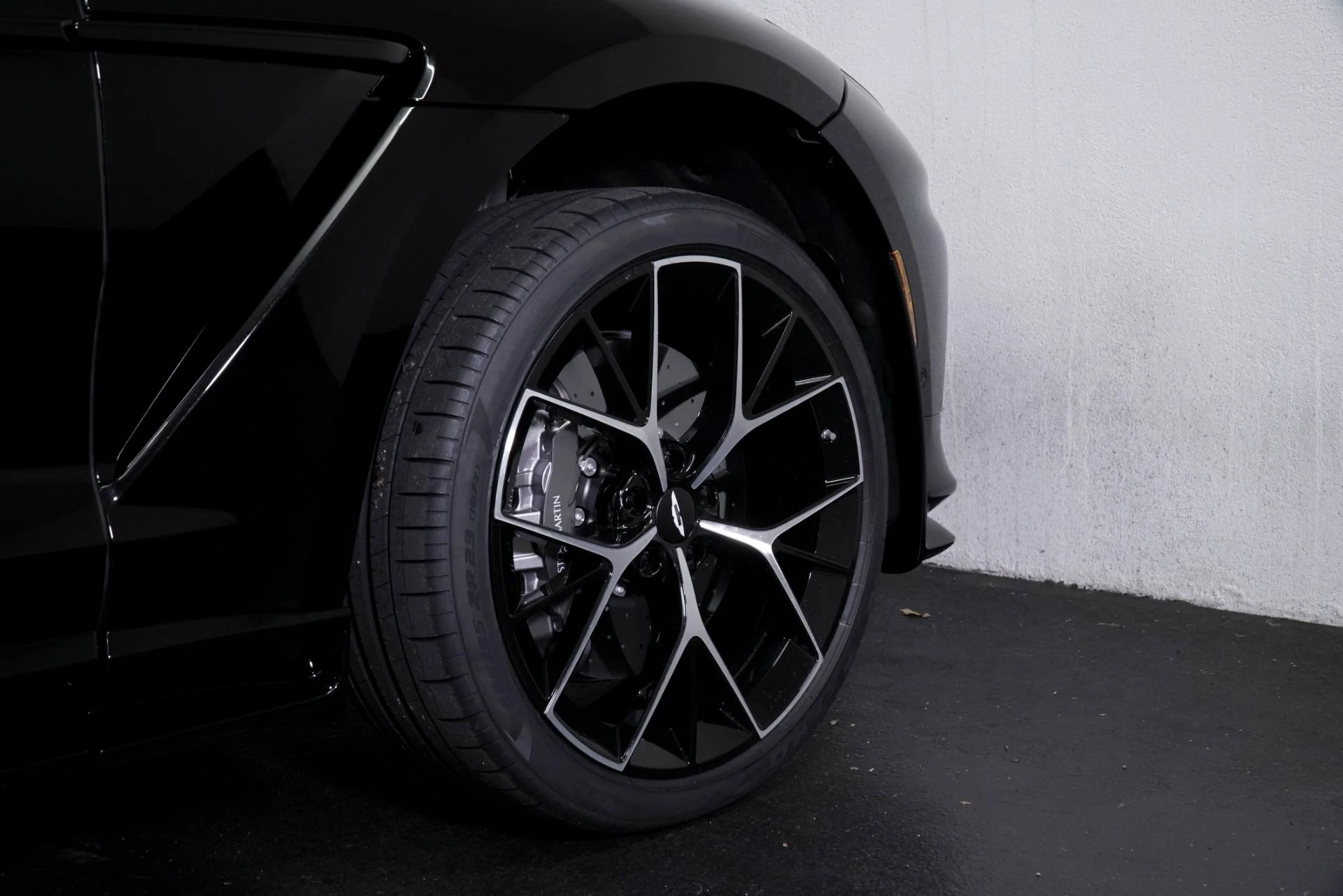 mph008_2012516437_New_2026_Aston_Martin_DBX_707_1765923011_92f250c6a8