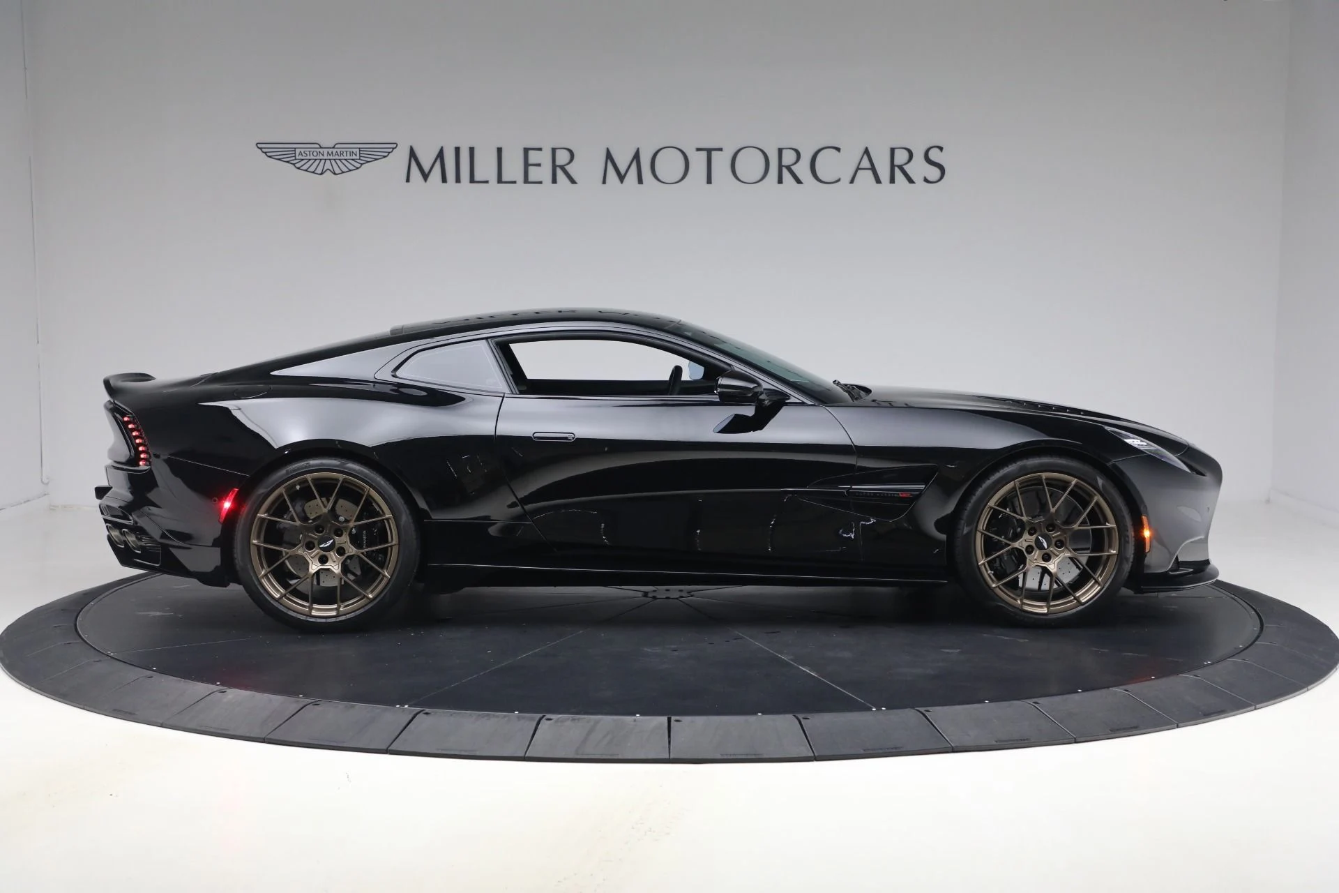 mph008_2028911983_Used_2025_Aston_Martin_Vanquish_1789418284_ae93a0b18d