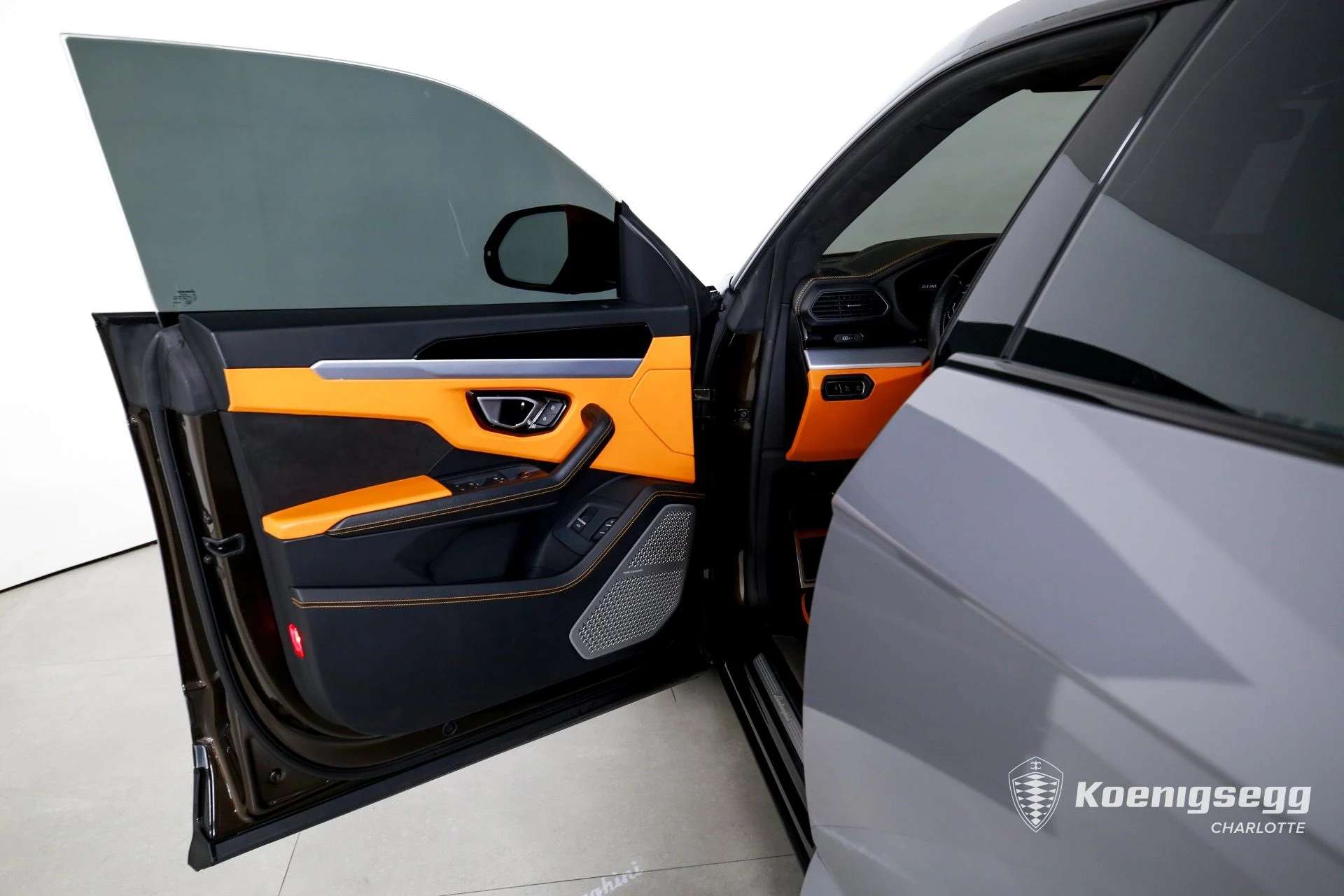 mph008_2034940274_Used_2019_LAMBORGHINI_URUS_1760989732_083653789c