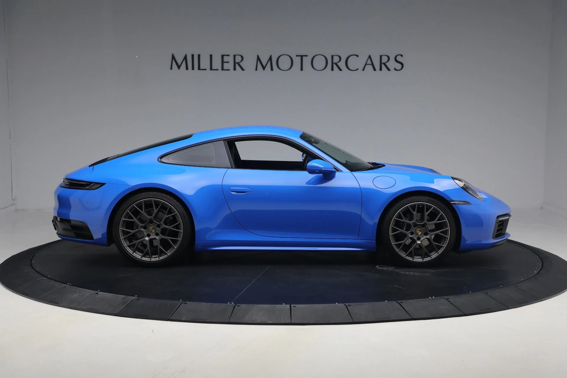 mph008_2037908372_Used_2024_Porsche_911_Carrera_1766252326_56bdc9f937