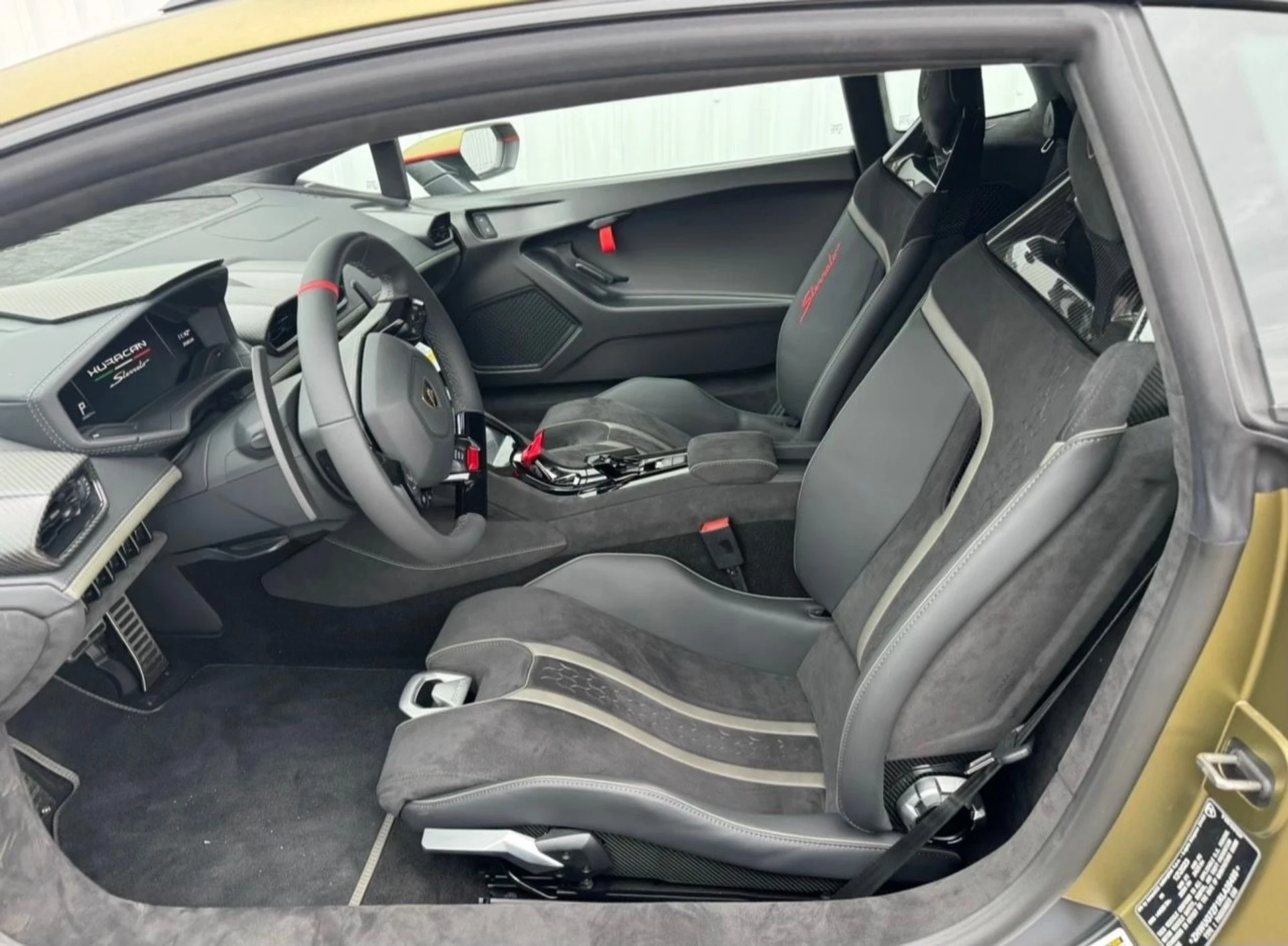 mph008_2049129976_Used_2024_Lamborghini_Huracan_Sterrato_1764024826_78c33dbd97