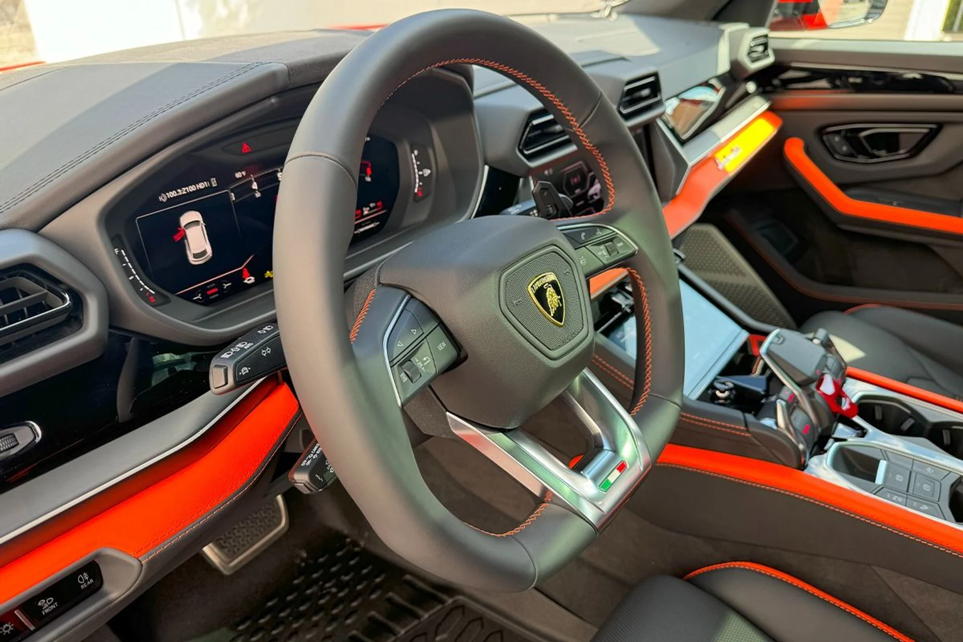 mph008_2054061674_Used_2025_Lamborghini_Urus_SE_1764804770_b8b96dd6e7