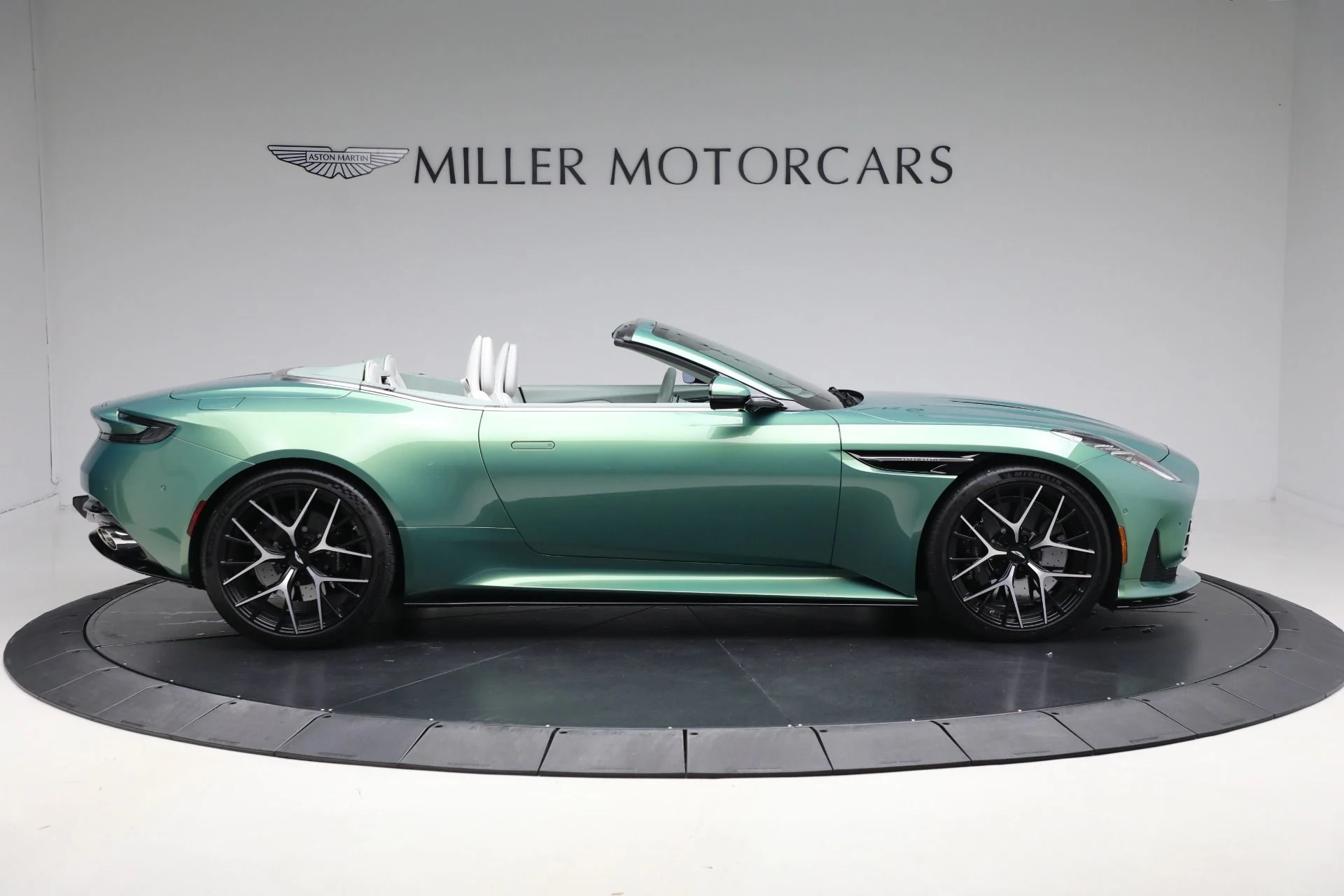 mph008_206324527_New_2025_Aston_Martin_DB_12_Volante_7b04257323