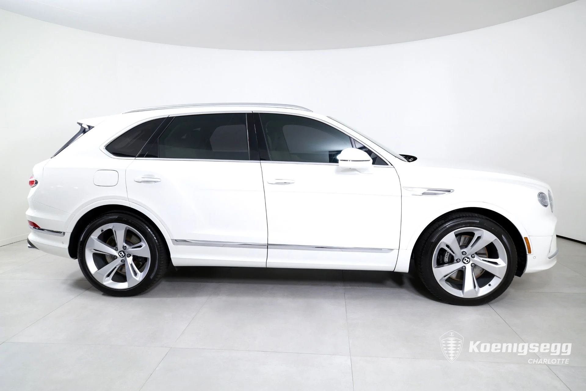 mph008_2073914597_Used_2023_Bentley_Bentayga_Hybrid_1760985662_6f6a27209f