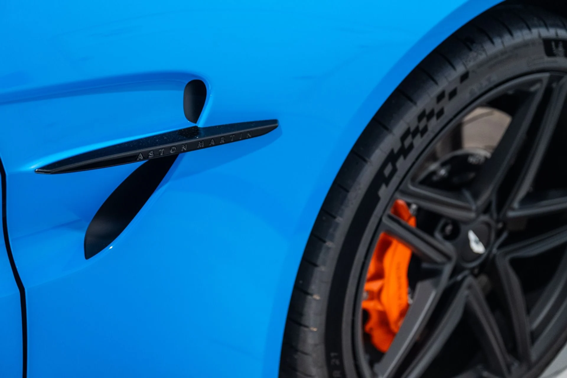 mph008_2084114448_New_2026_Aston_Martin_Vantage_Roadster_1761752064_081a7c0e67