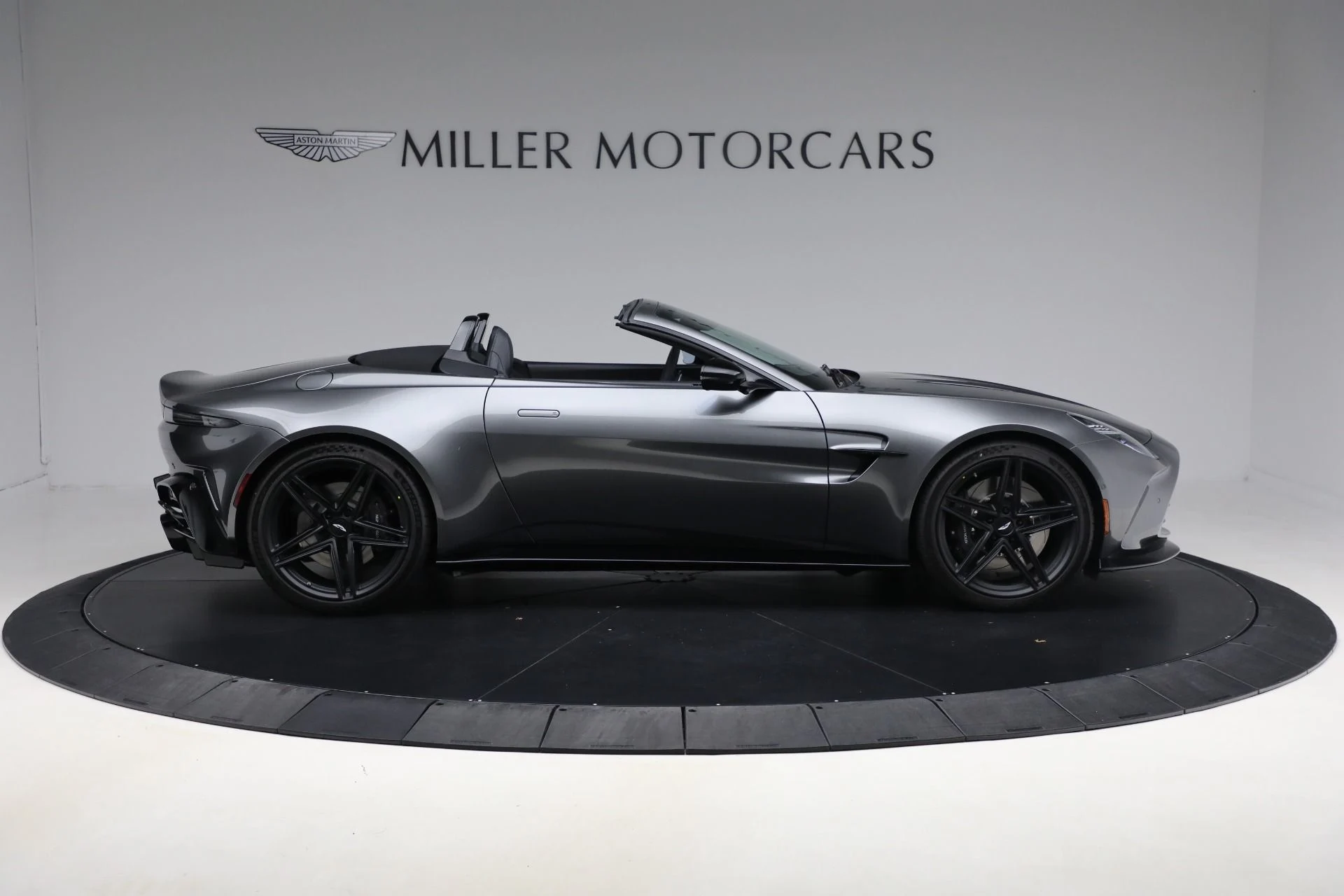 mph008_2099246438_New_2026_Aston_Martin_Vantage_Roadster_66b95e139c