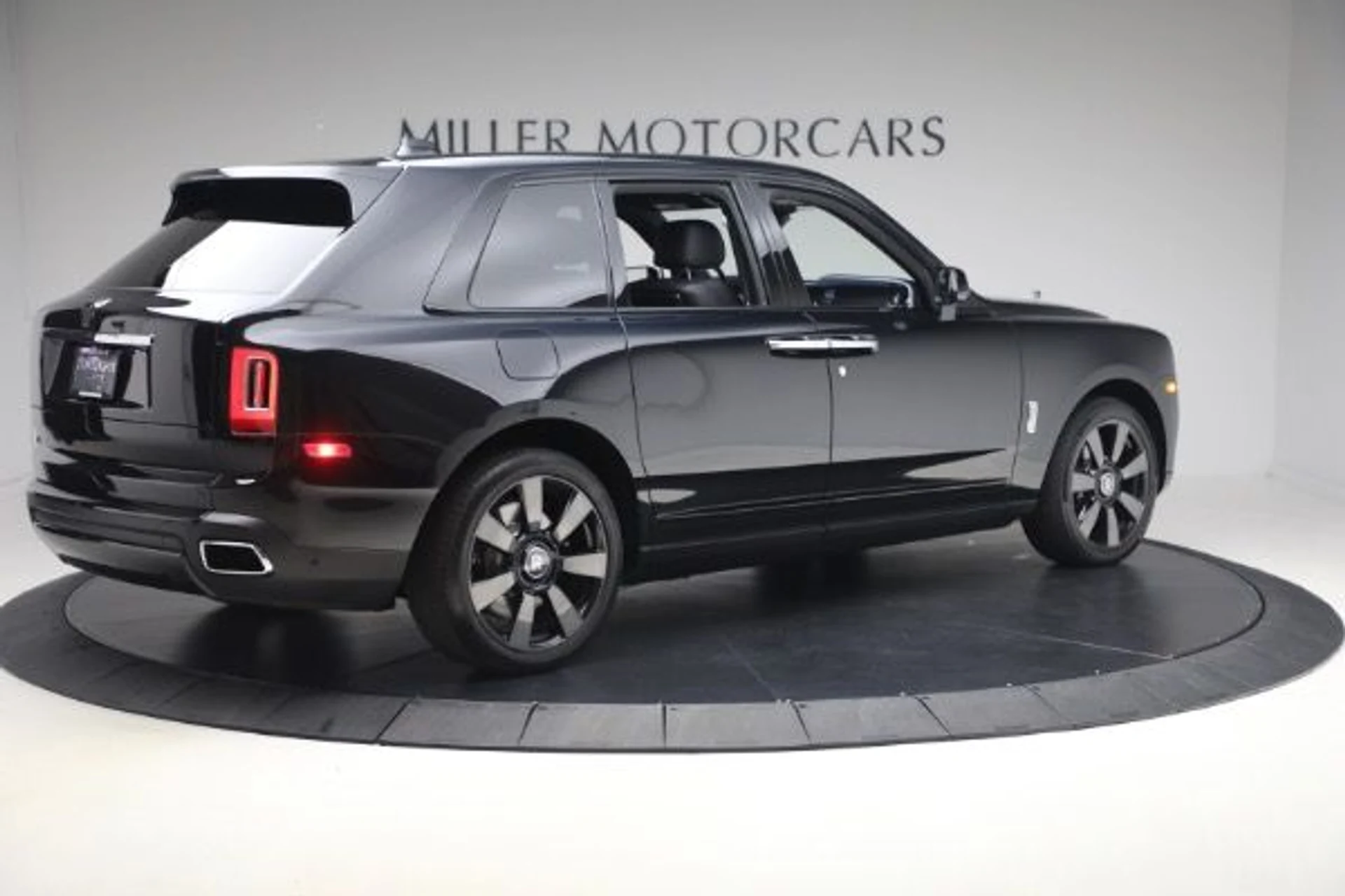 mph008_2106231152_Used_2022_Rolls_Royce_Cullinan_4288ebebaa