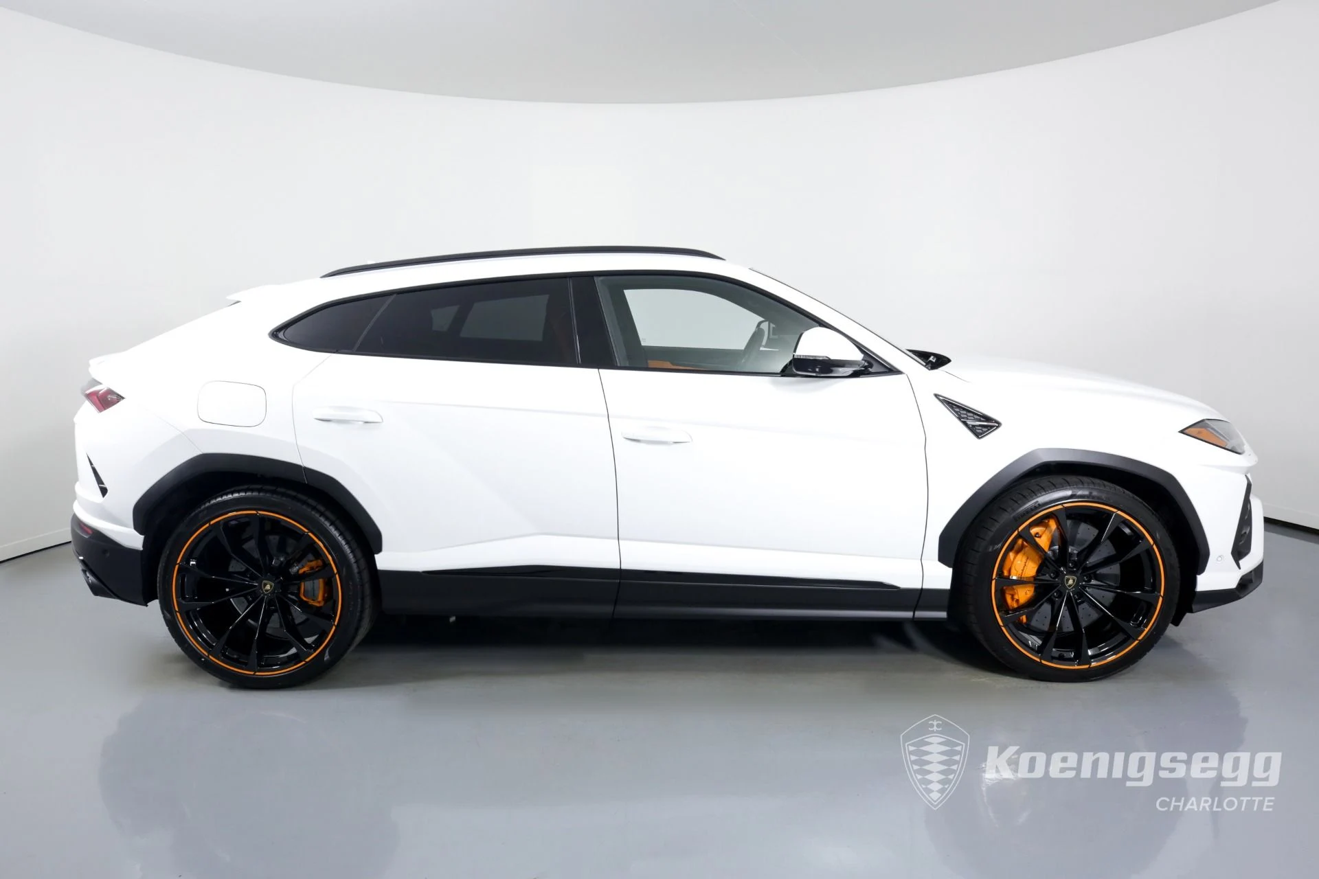 mph008_2113579419_Used_2022_LAMBORGHINI_URUS_1671576390_936d5c1e35