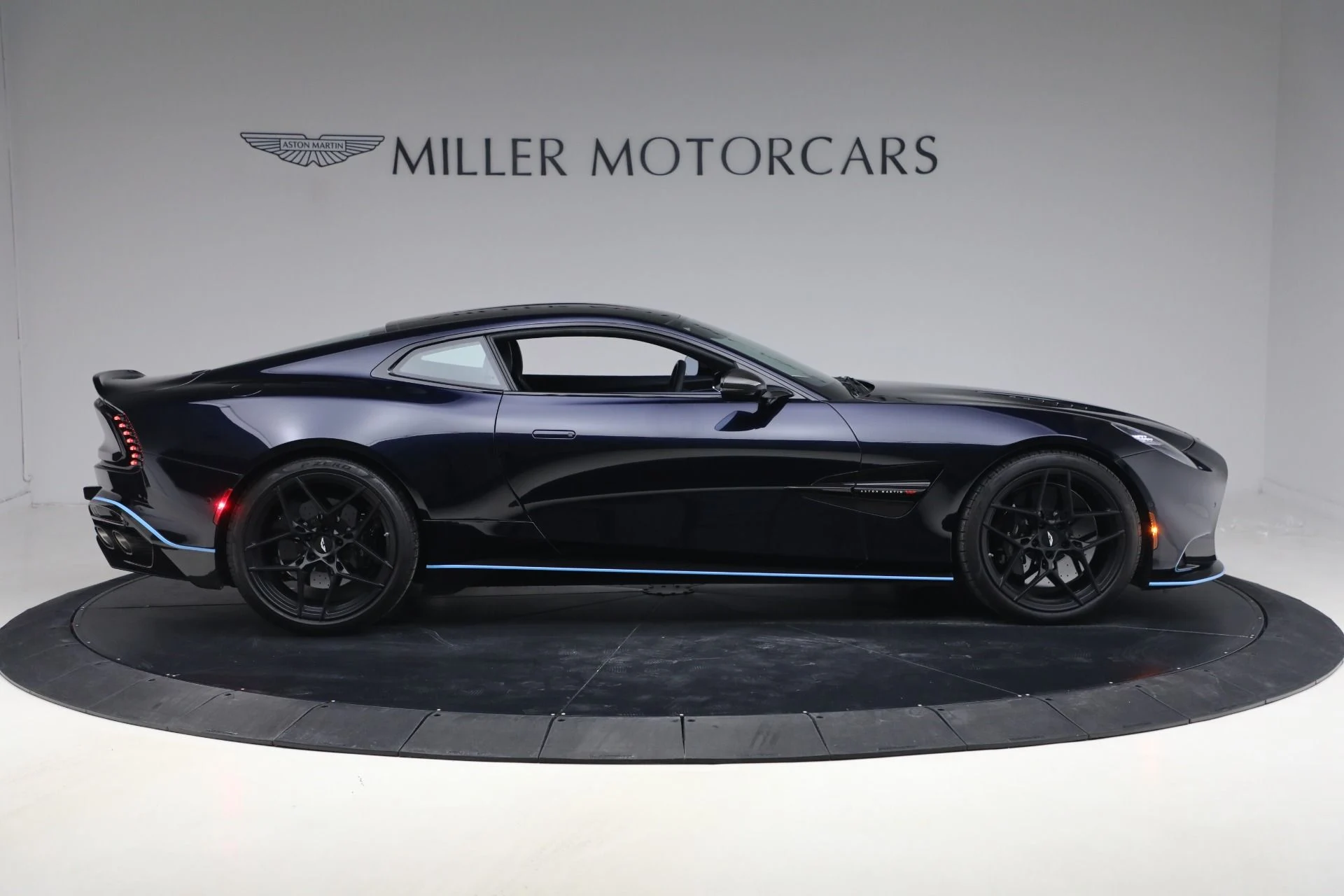 mph008_2120063877_Used_2025_Aston_Martin_Vanquish_1771024271_6b2cf371e9