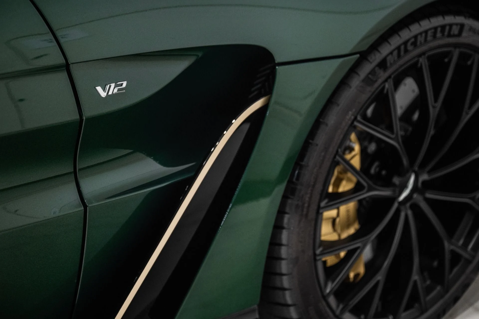 mph008_2121696198_Used_2023_Aston_Martin_Vantage_V12_1787760014_f2b6cf19b8