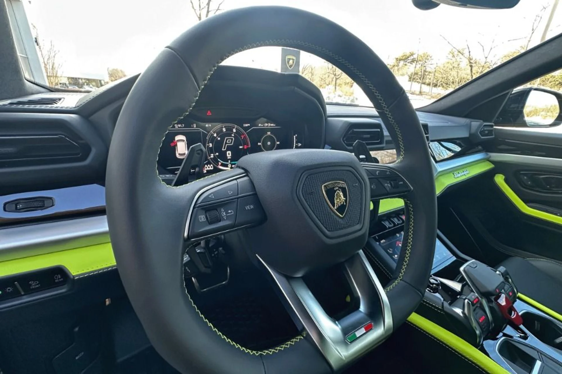 mph008_2123522008_Used_2025_Lamborghini_Urus_SE_1770899583_d0a2c7f45f