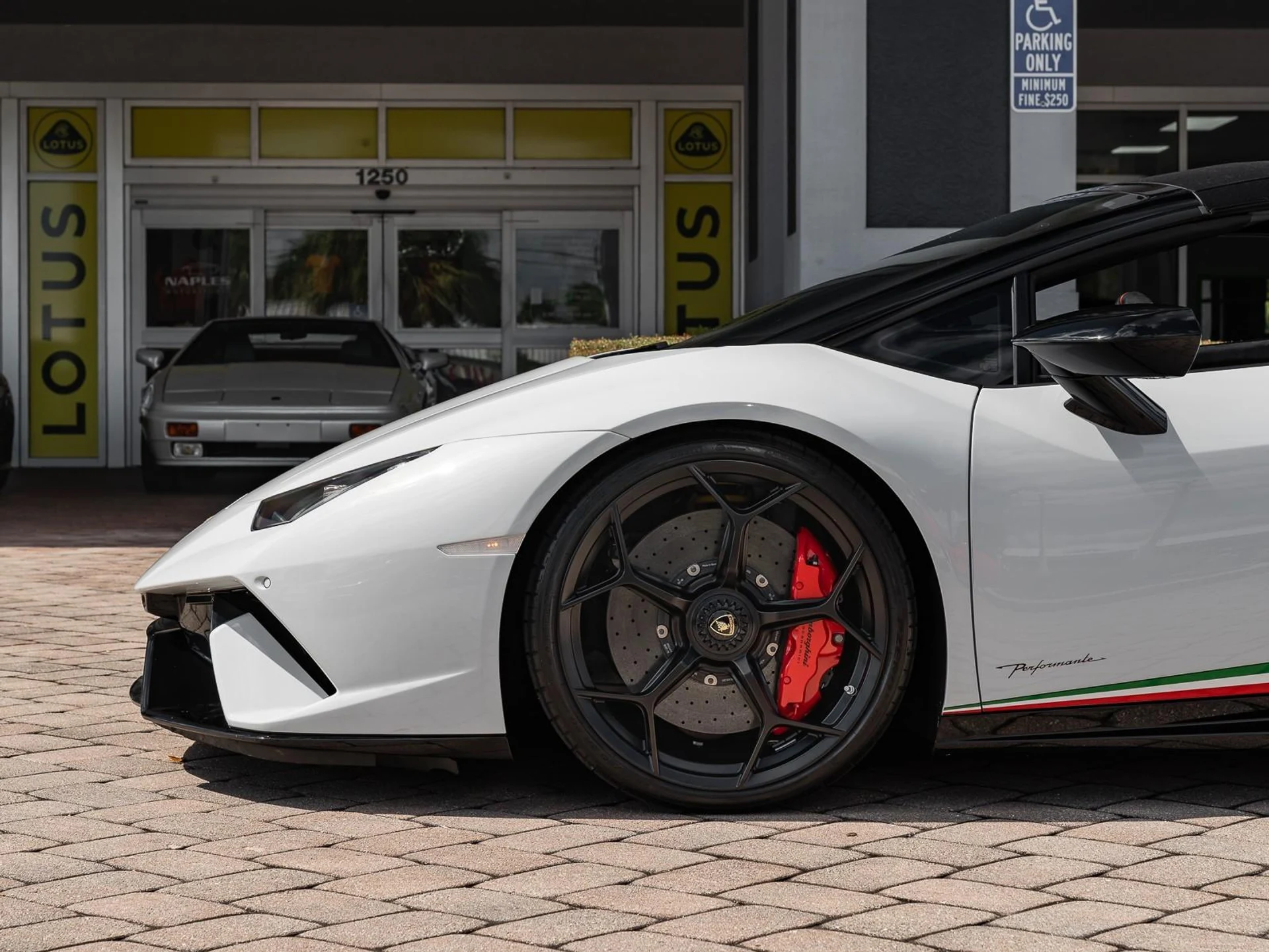 mph008_2162920816_Used_2018_Lamborghini_Huracan_Performante_Spyder_1761599123_debedecf4d