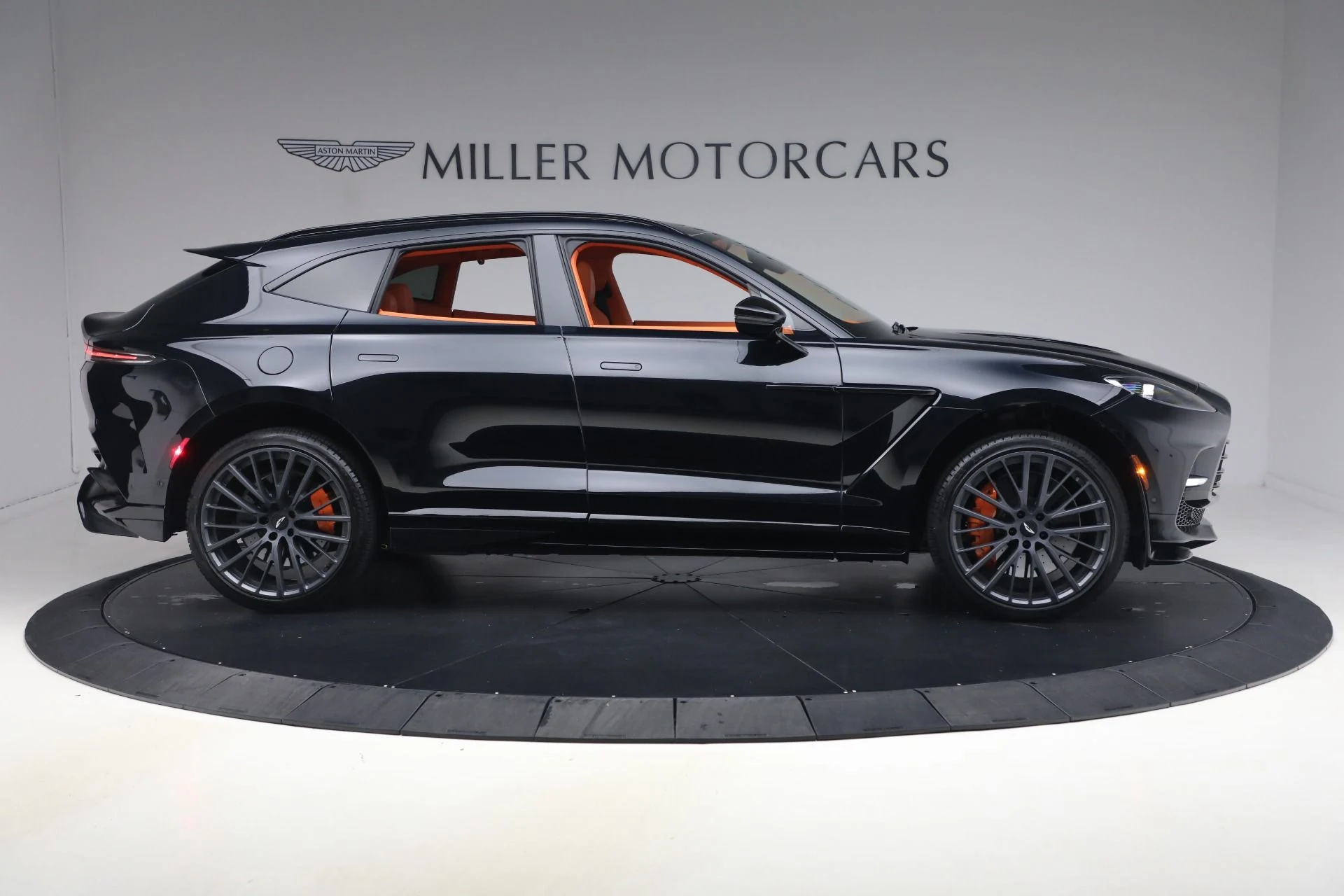 mph008_2189749186_Used_2025_Aston_Martin_DBX_707_1788625144_9d2b728f78