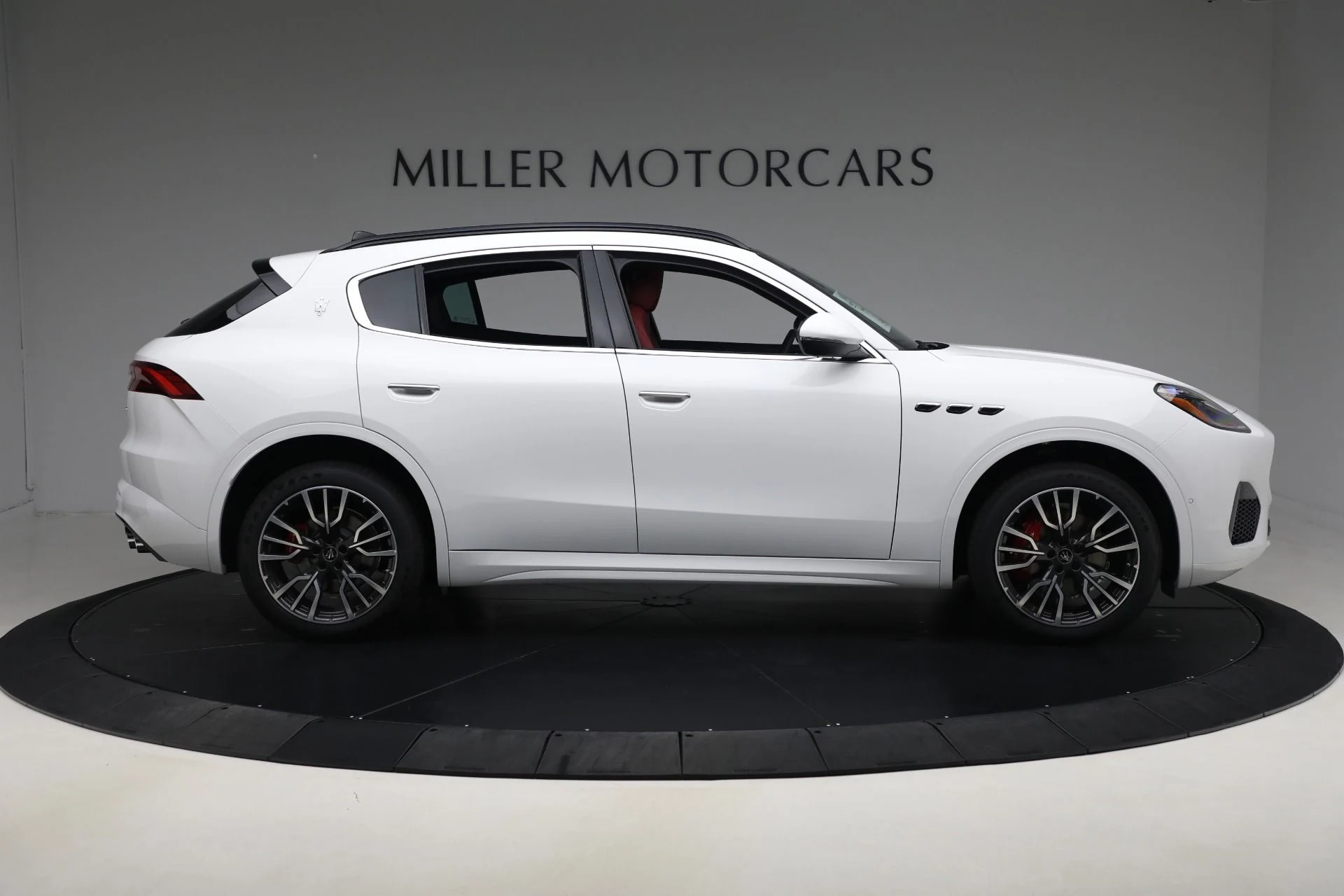 mph008_2205567516_New_2025_Maserati_Grecale_9a7063b4bd