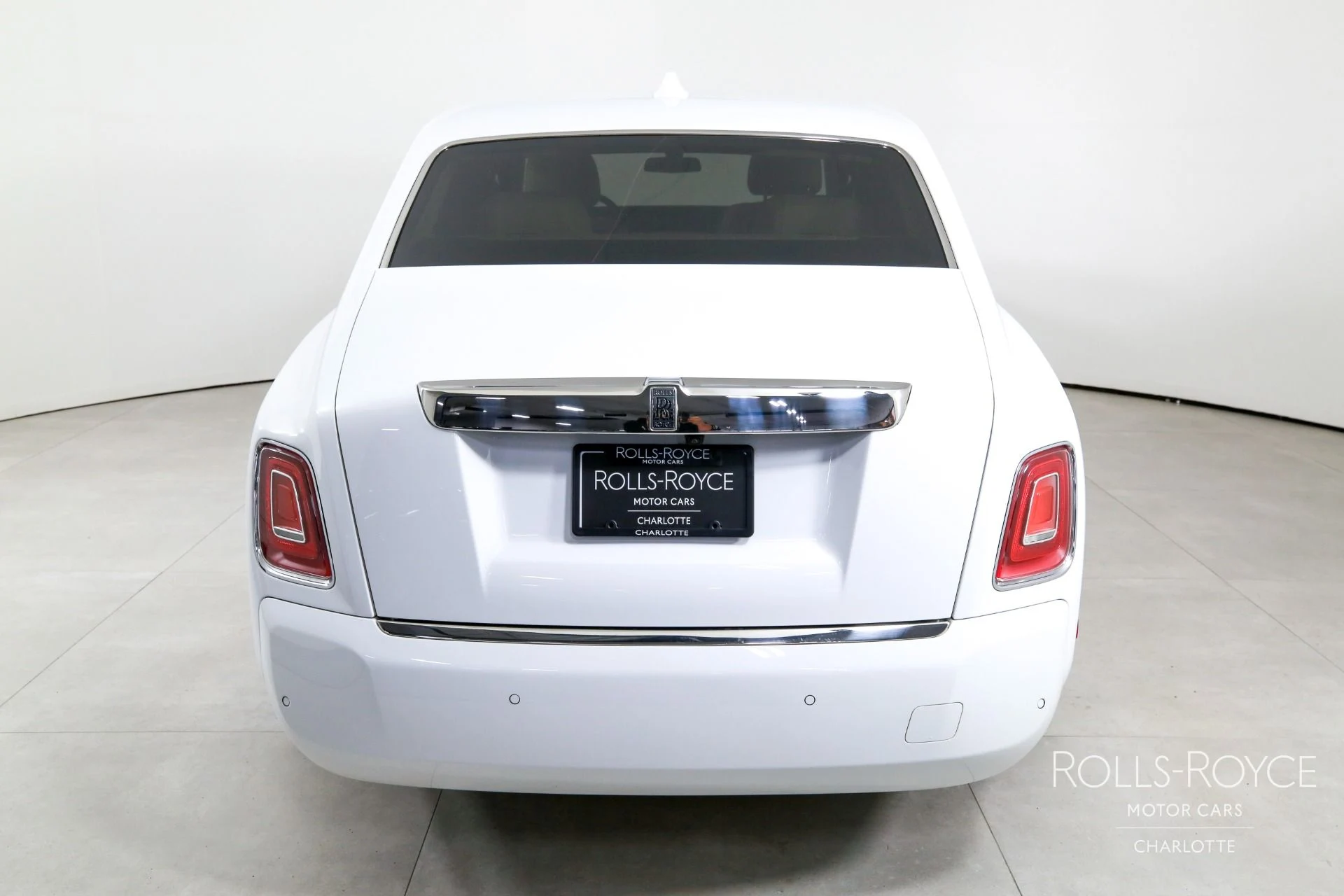 mph008_2222137105_Used_2024_Rolls_Royce_Phantom_1767116656_9a1e8a358d