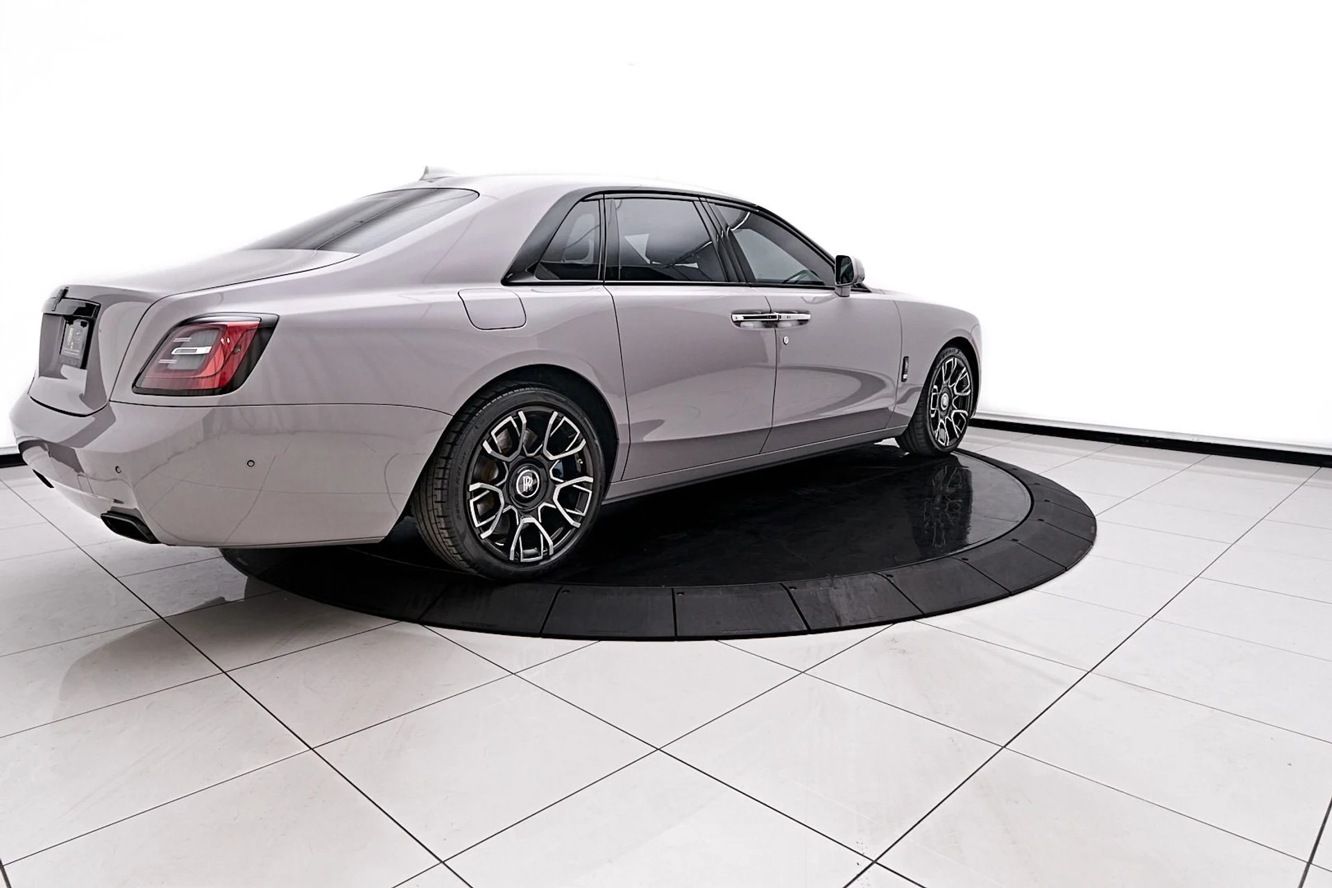 mph008_2222365371_Used_2022_Rolls_Royce_Ghost_Black_Badge_1745954318_36e82c0f33