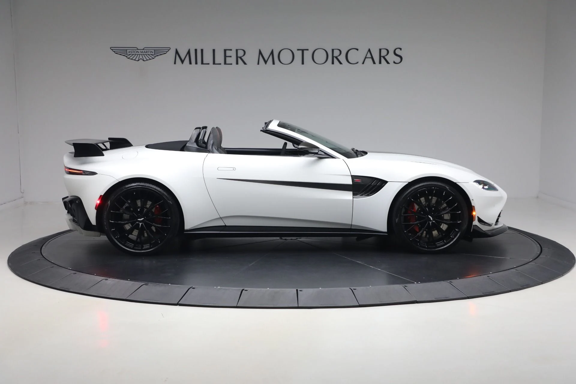 mph008_2241153393_Used_2023_Aston_Martin_Vantage_F1_Edition_1784727117_4faf4c2dd9