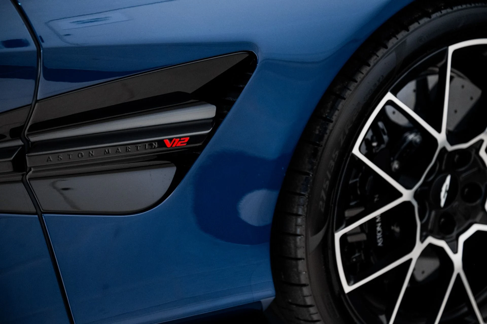 mph008_2274621324_Used_2025_Aston_Martin_Vanquish_1751745767_66be92af6c