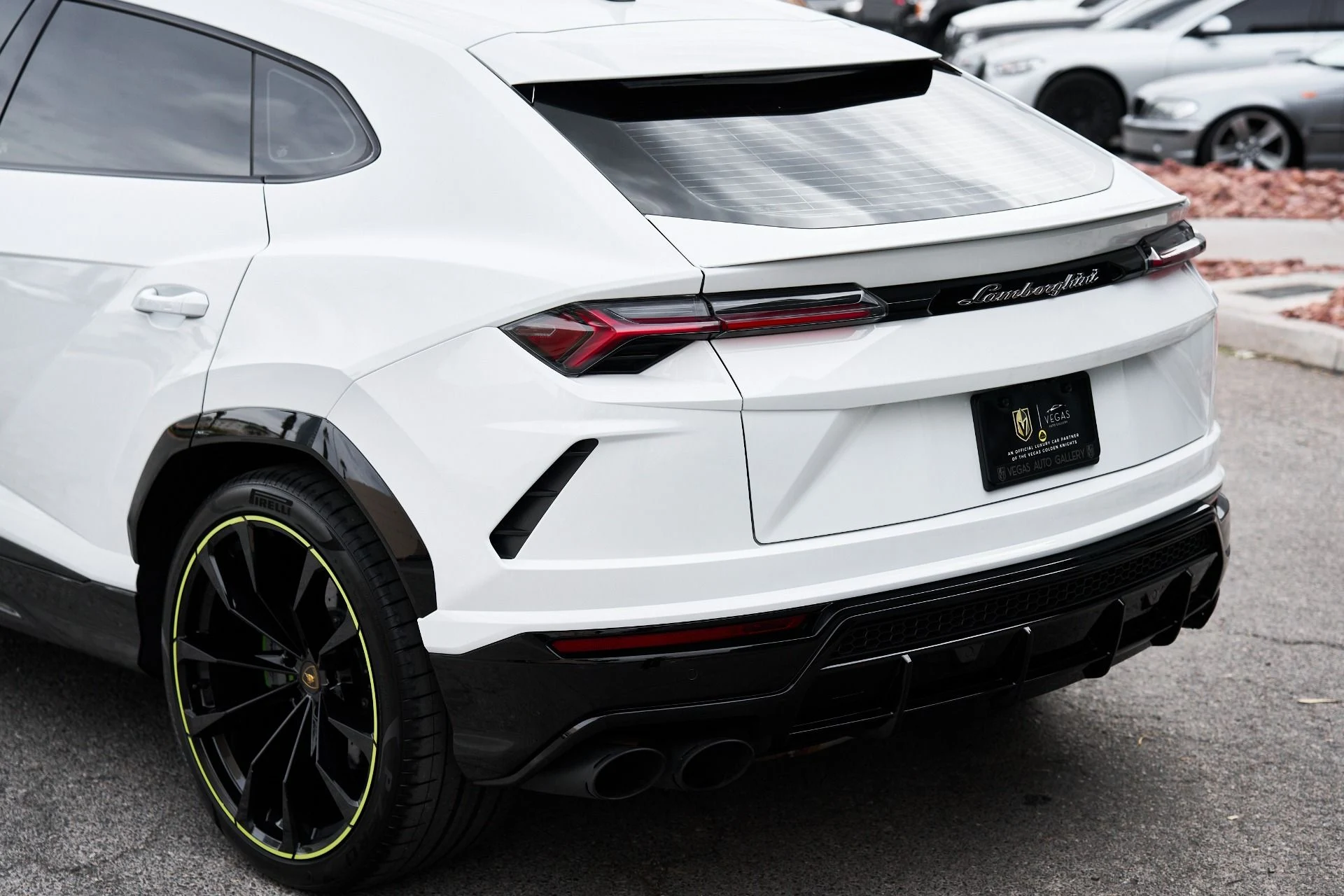 mph008_2275798724_Used_2022_Lamborghini_Urus_Base_1758404779_802c8e3eee