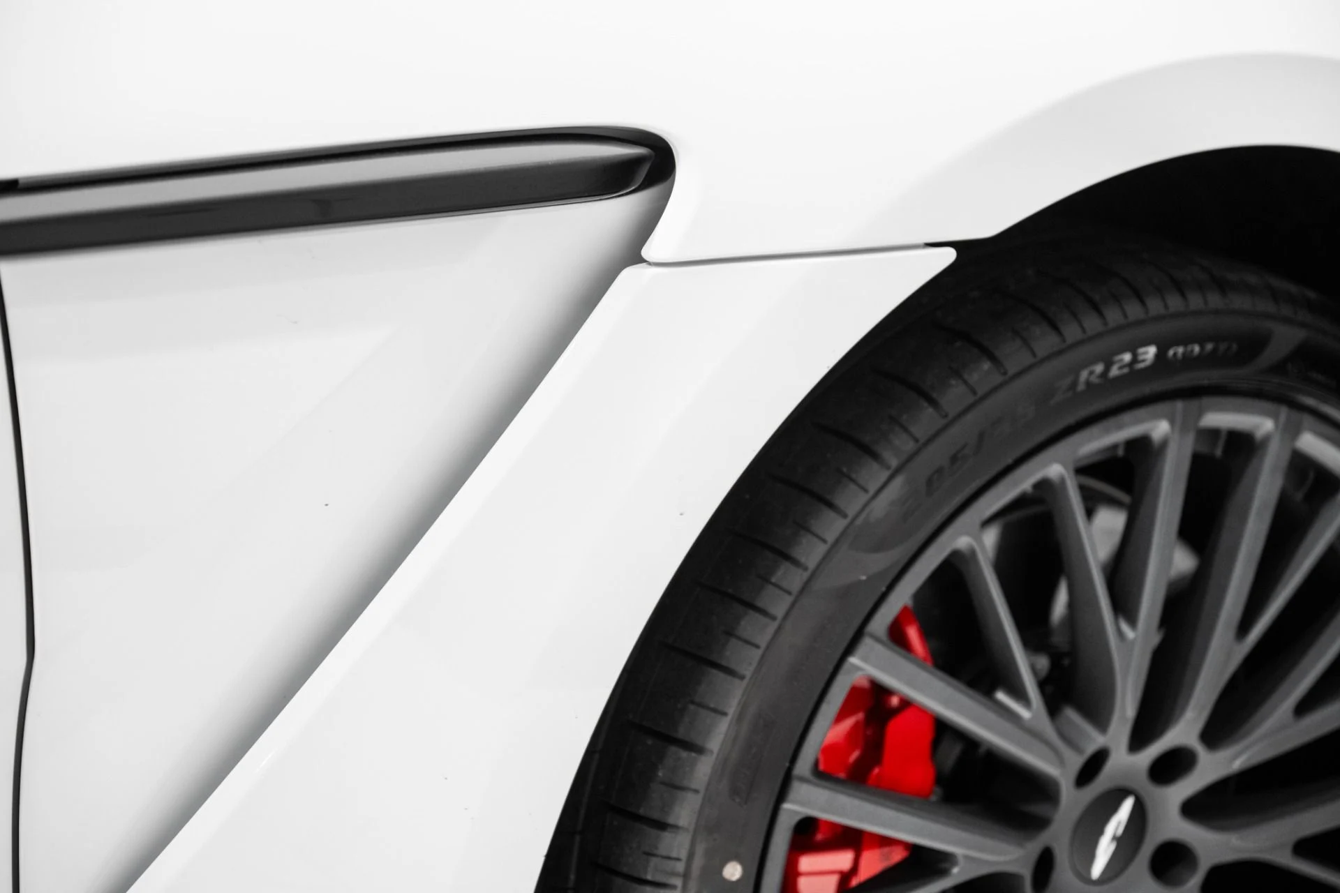 mph008_2281795394_New_2026_Aston_Martin_DBX_707_1765217762_4a6f534753