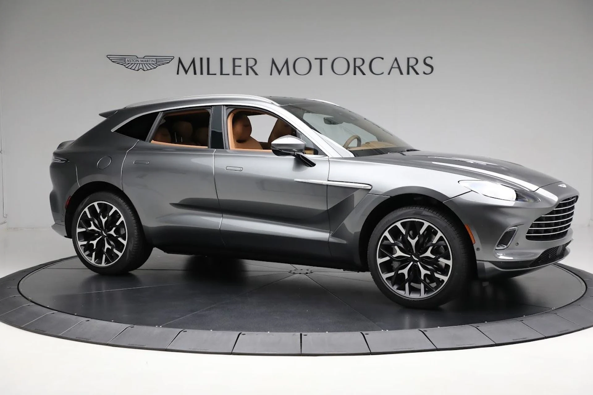 mph008_2286332232_Used_2024_Aston_Martin_DBX_1712693701_7bcd62c27a